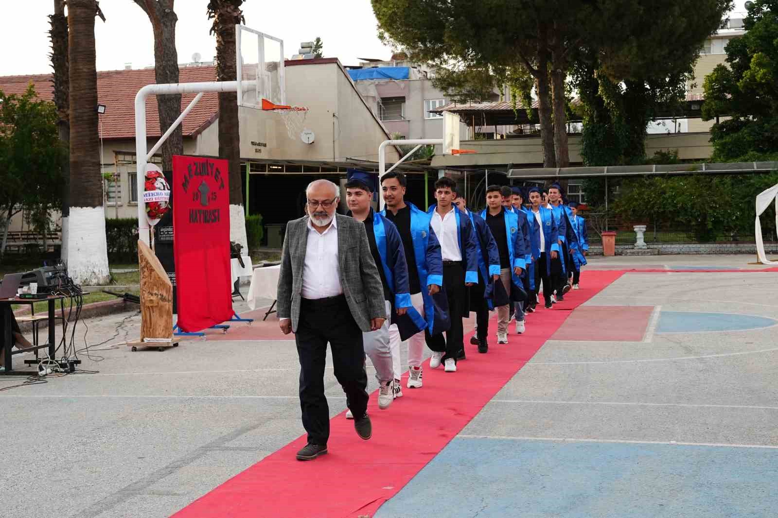 Nazillide Meslek Liselilerinin Mezuniyet Sevinci Ffa08C81Fd485C3C4Bb12048518B42D5