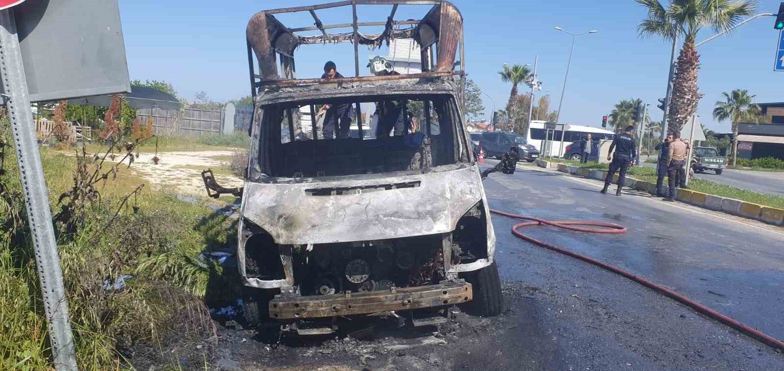 Seyir Halindeki Carsaf Yuklu Kamyonet Alev Topuna Dondu 8C05A4848867Ca0Ec17Ebbc510944480