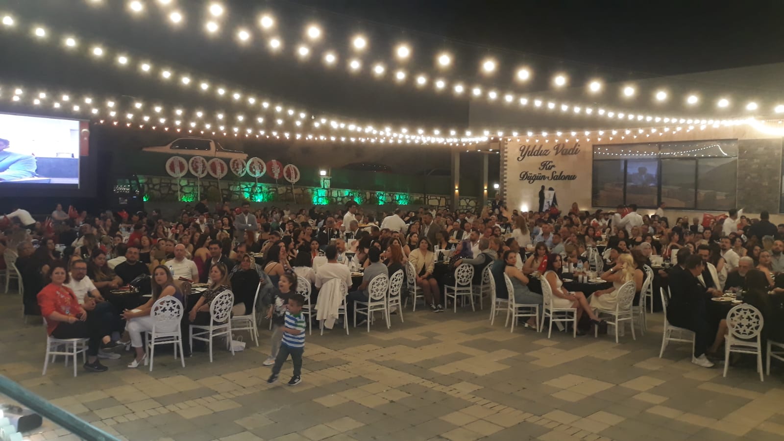 Sokede Renkli Gece Kutsi Zeynep Dizdar Ve Zafer Peker Sahne Aldi 570554 1048F9E3Dca27Eedc24Dfccda9D0D505