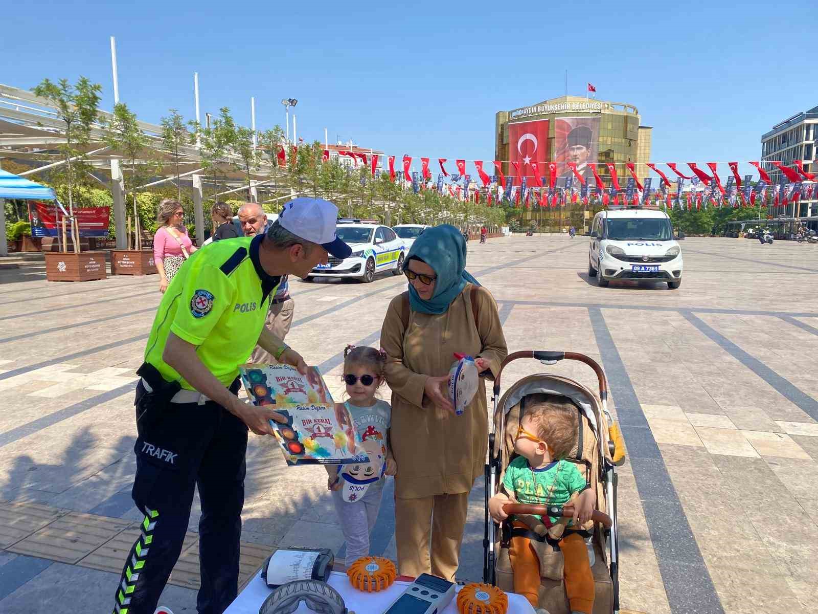 Trafik Ekipleri Vatandaslari Bilgilendirdi 75B45Df60358725Fa45B01C41A8400Fb