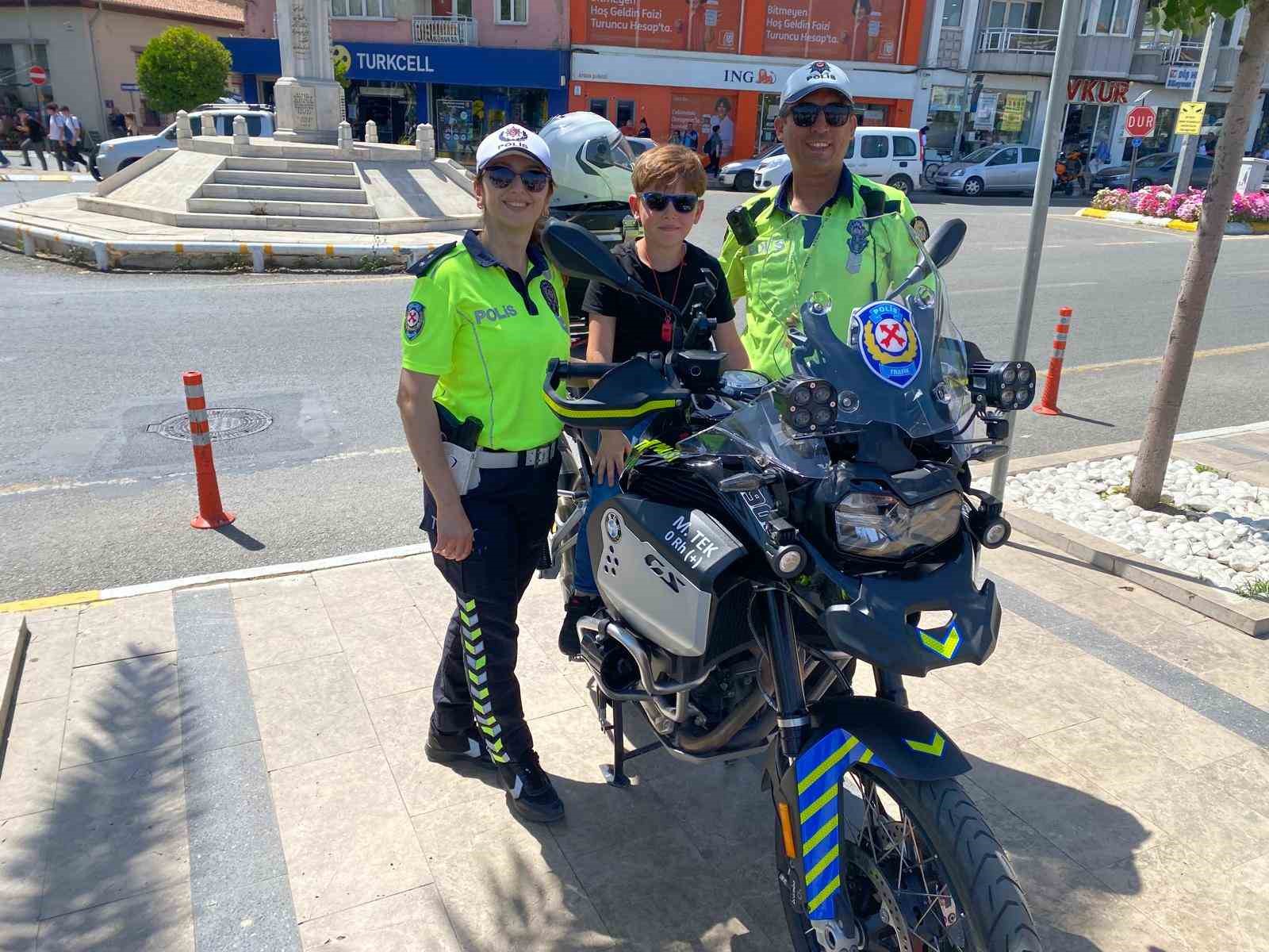 Trafik Ekipleri Vatandaslari Bilgilendirdi Bce5015935D51Ff9Cf82B955104Ffa94
