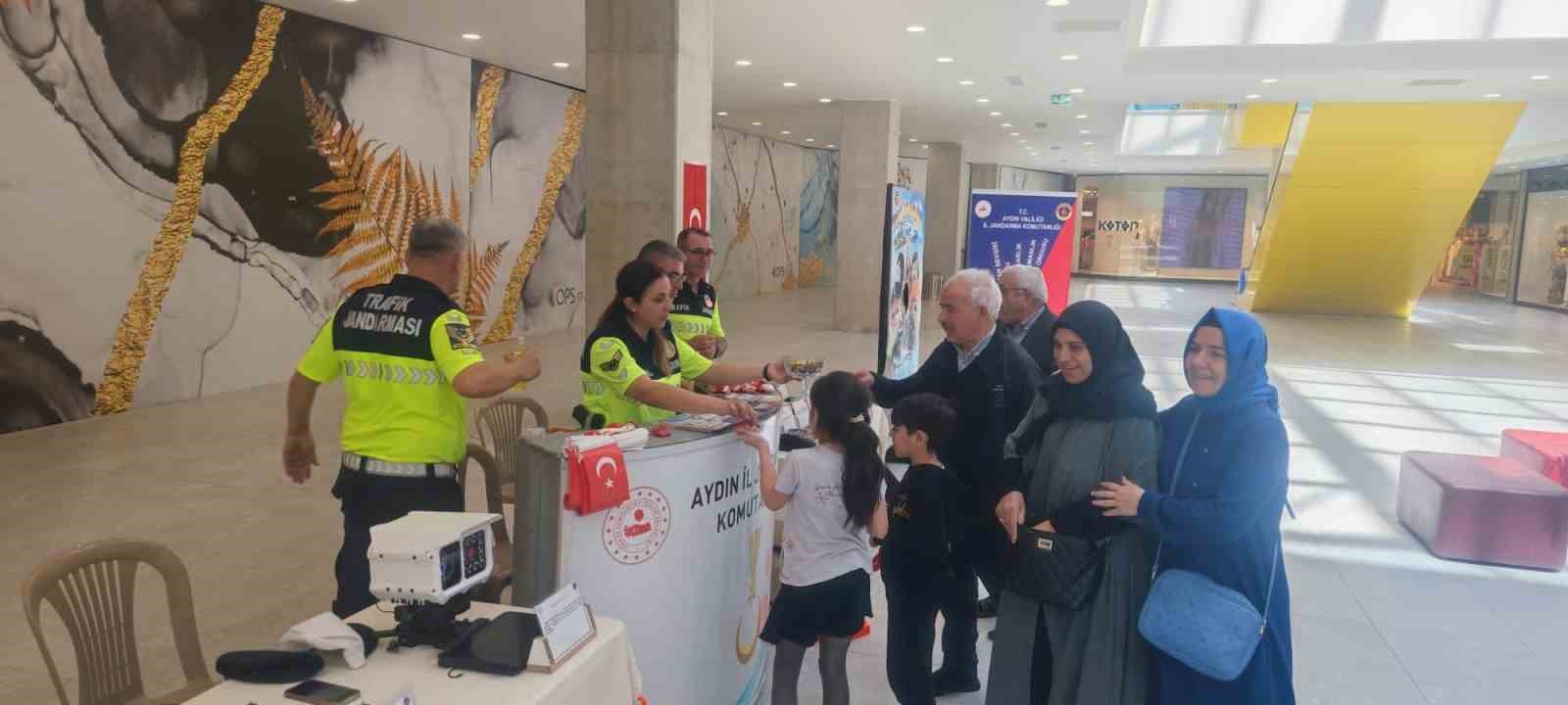 Trafik Jandarmanin Standina Ilgi Yogun Oldu 04Ccc01449F6Cd8239C54D6971A77Fbf