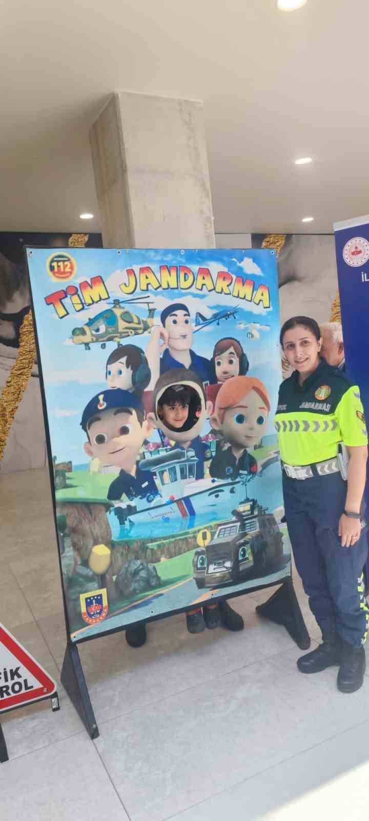 Trafik Jandarmanin Standina Ilgi Yogun Oldu 87Cdb1Cd879A1D15F78894F533879D26