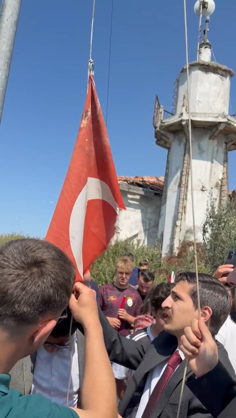 Ulku Ocaklarindan Ornek Davranis Ege Denizinde Yipranan Turk Bayragini Degistirdiler 569173 6E840Ad7F32364E5Bf4094Ad1A11A46B
