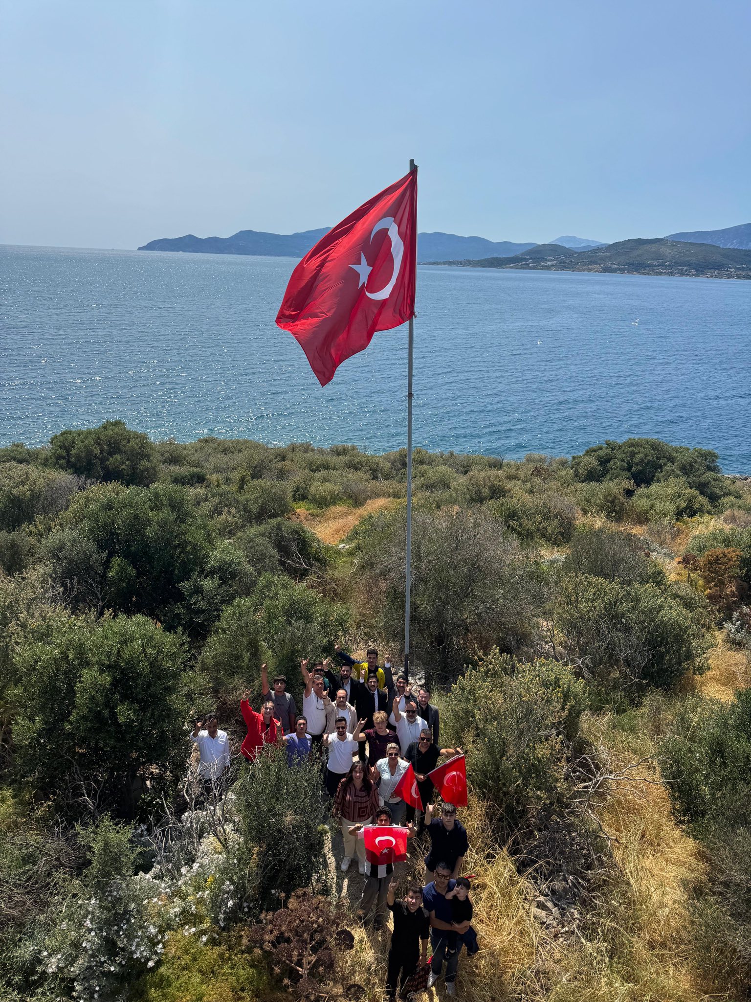Ulku Ocaklarindan Ornek Davranis Ege Denizinde Yipranan Turk Bayragini Degistirdiler 569173 8641Ae31898A321Cc52620B236Bd34B9