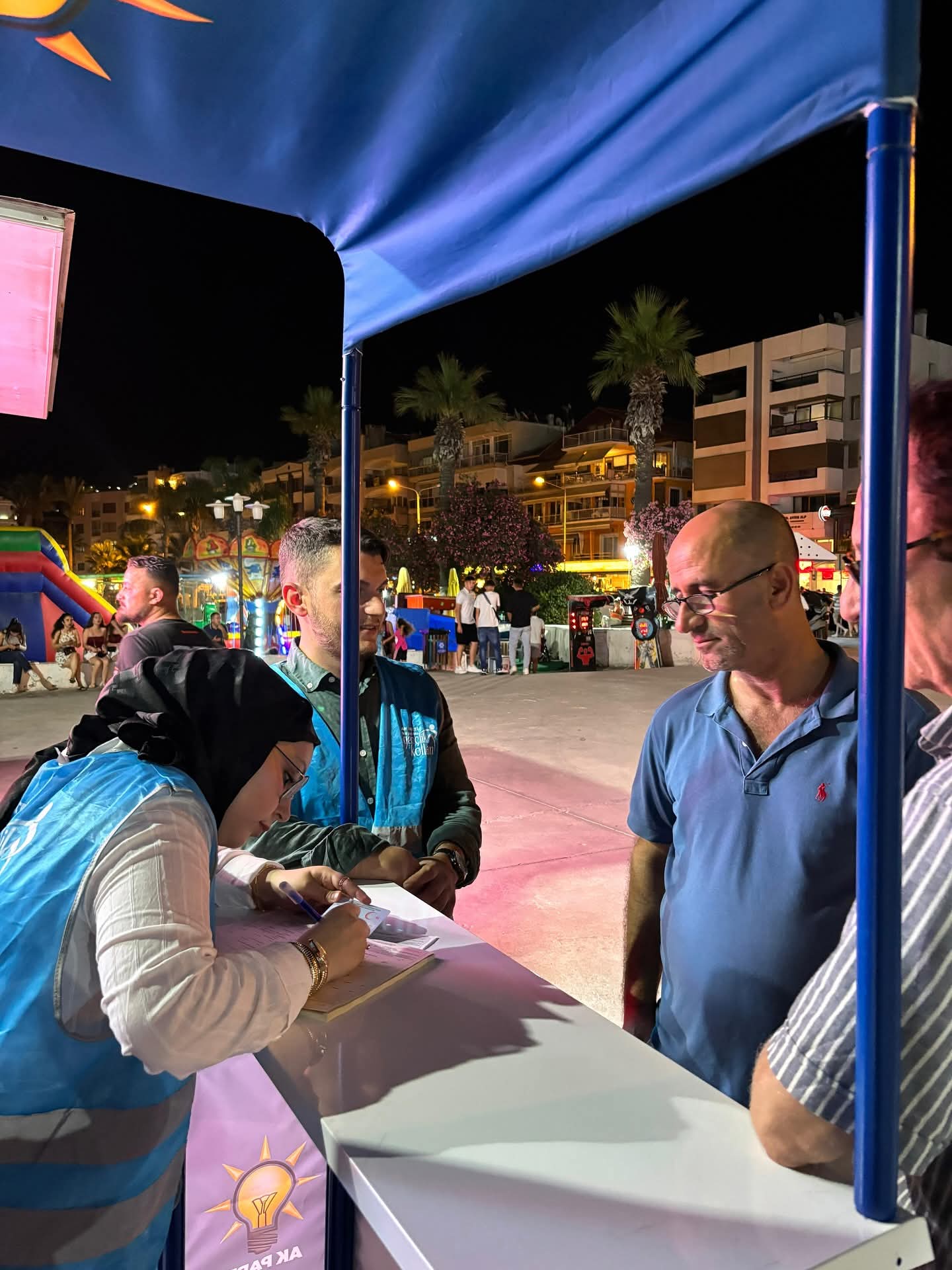 Ak Nokta Araci Kusadasinda Vatandaslarla Bulustu 579245 Da82F82941317Be1Cdb3Acf94Ed24C40