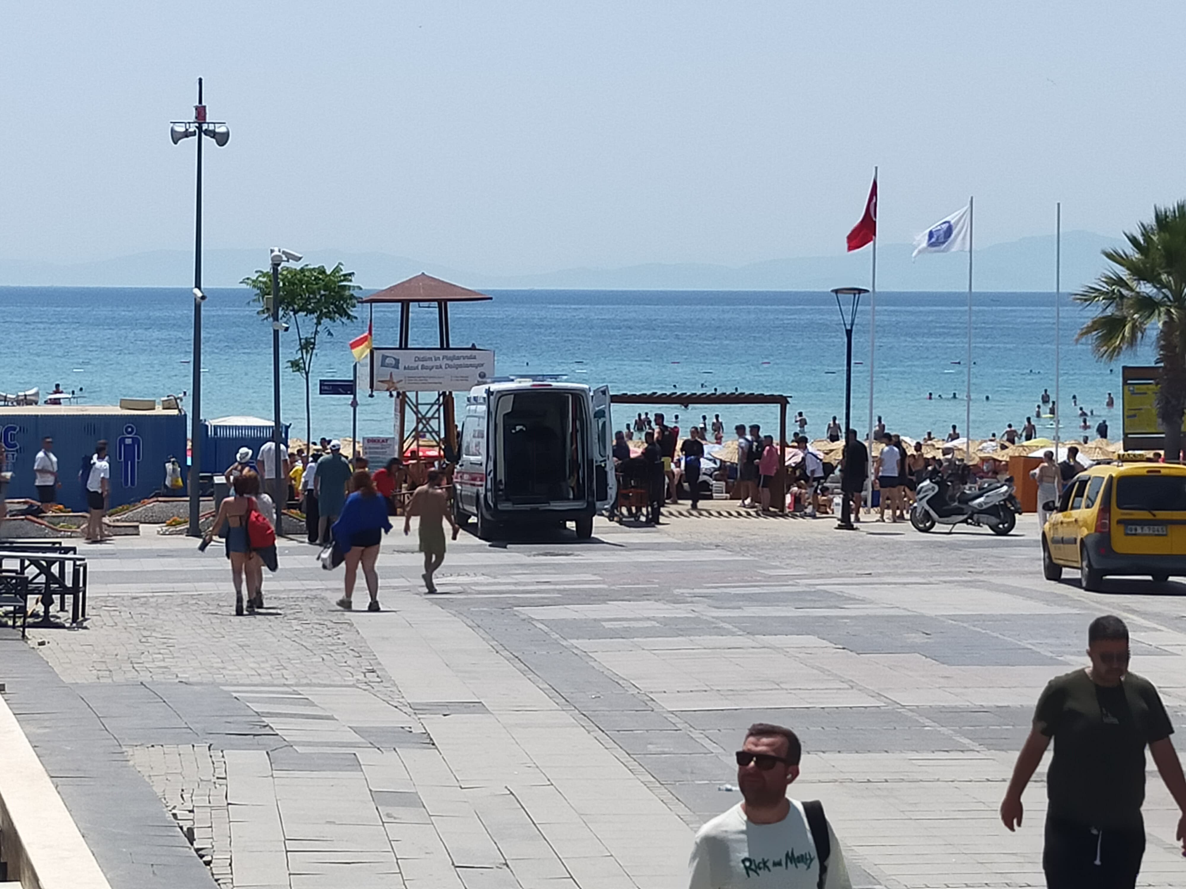 Altinkumda Serinlemek Icin Denize Girdi Cankurtanlar Kurtardi 573989 9D3278Be4B779Ad9B4Efec69C1D375Aa