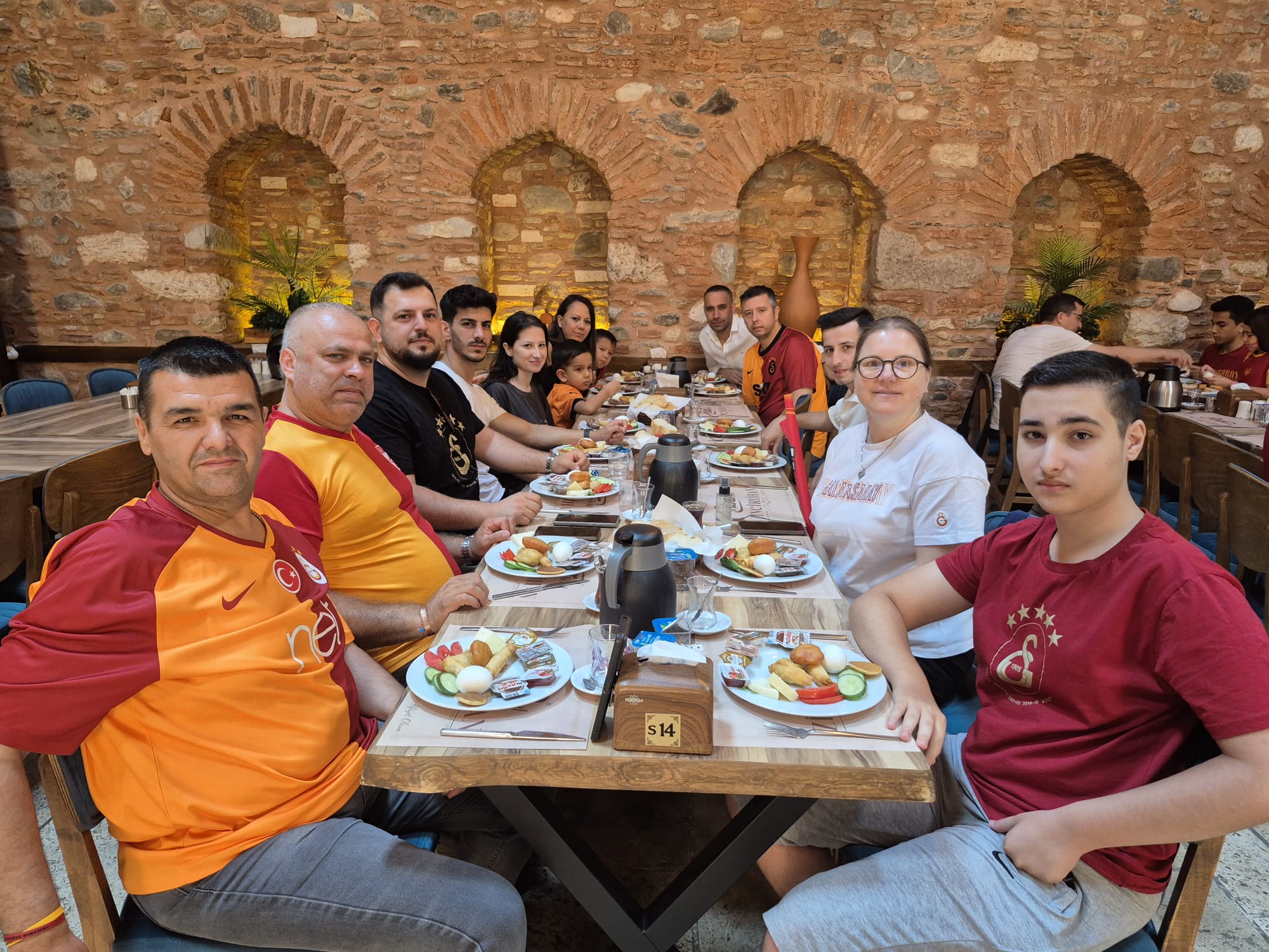 Aydinda Galatasaraylilar Kahvaltida Bulustu 575675 45C411E4Db5F3E38616Fe82Bf932D2E9