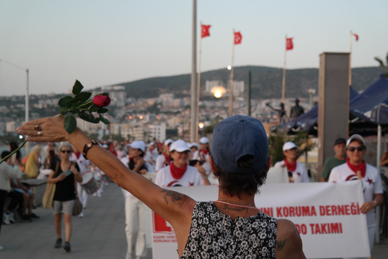 Aydinli Kadin Bandocular Kusadasinda Karnaval Havasi Estirdi 575604 1F88E8Ca32264E138173323C192A5C75