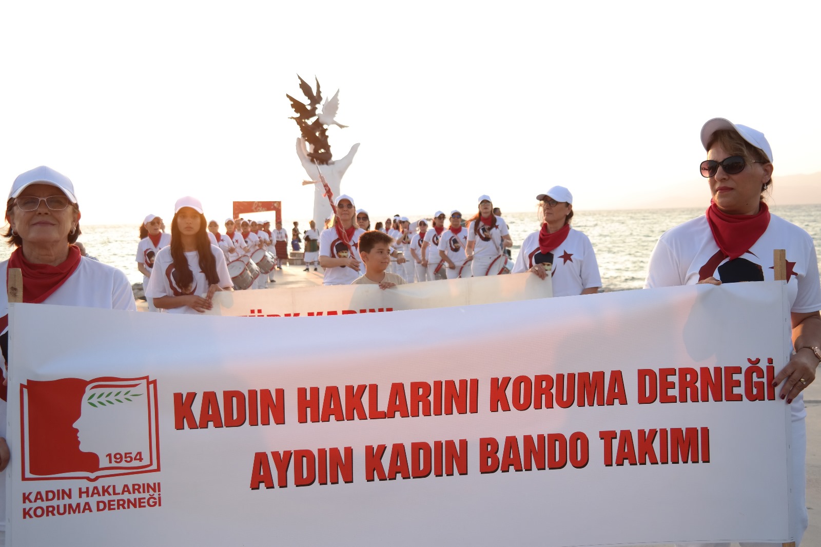 Aydinli Kadin Bandocular Kusadasinda Karnaval Havasi Estirdi 575604 587E65D6B3D54B527D24766Fa42Ba902