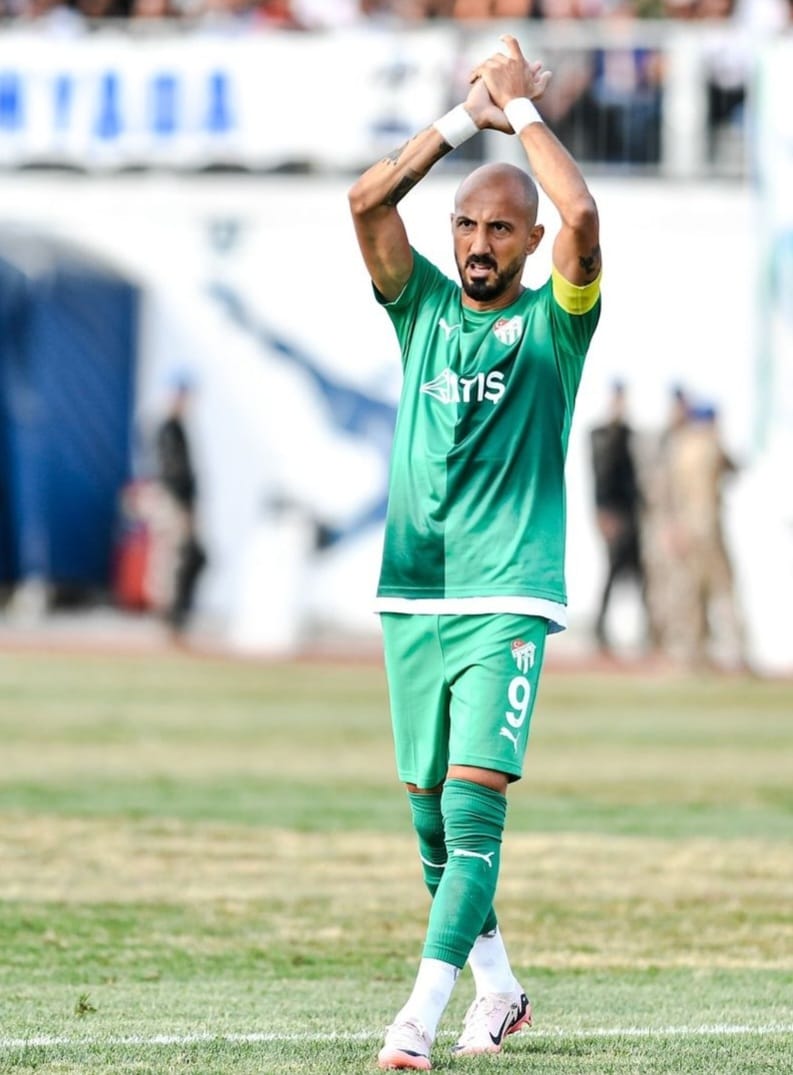 Aydinli Unlu Futbolcu Yeni Takimina Imzayi Atti 576639 8De817Bd76137D9324Ad2C381Ecb14Dc