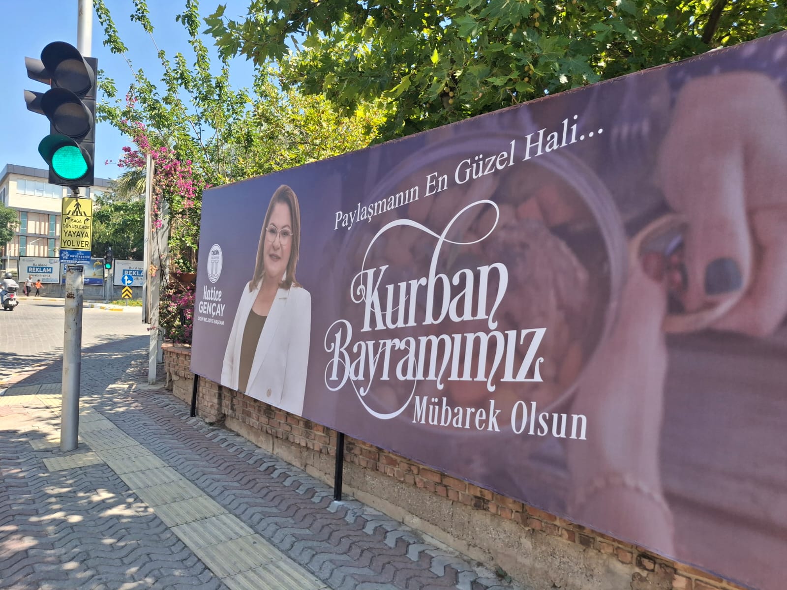 Baskan Gencay Dev Bilbordlarla Bayrami Kutladi 573328 323Bab93846A2C5499046333B1F11397