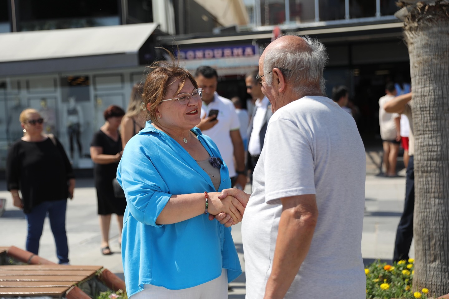 Baskan Gencay Yali Caddesinde Bayram Gezisine Cikti 574068 2B701930E652F6D0A8777Ae78A7189Af