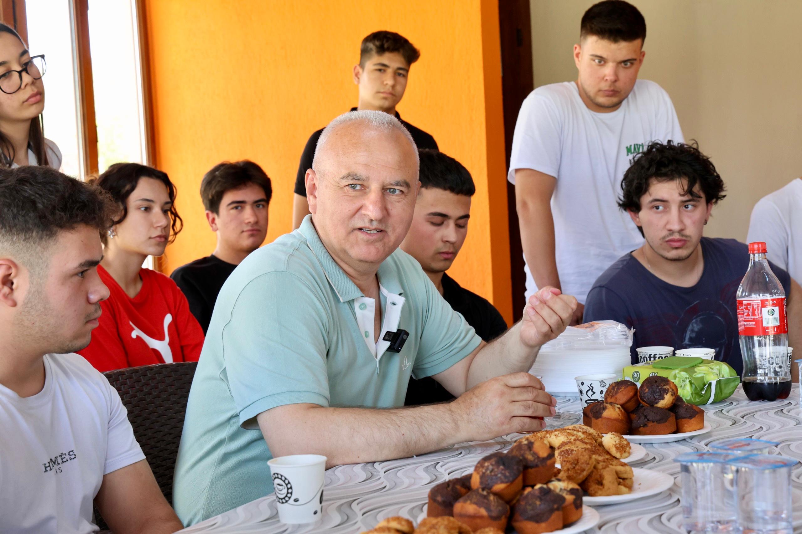 Baskan Kivraktan Yks Oncesi Ogrencilere Moral Ziyareti 576645 702Ea496081Ed87219Ebd11221607546