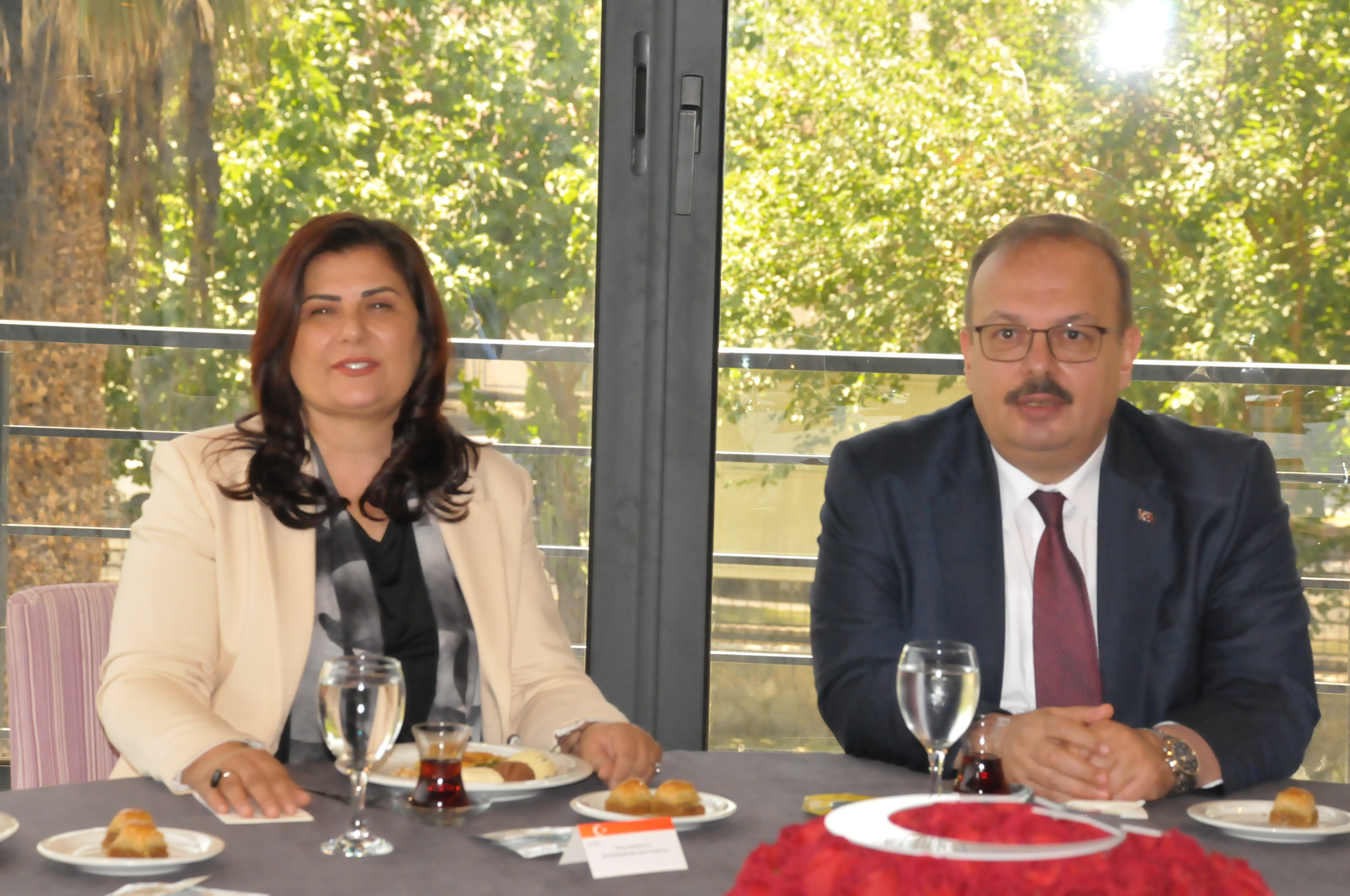 Bayramin En Guzel Tablosu Aydin Protokolu Bir Arada 573585 09860E7B502B476Eb2782B26834B87D7