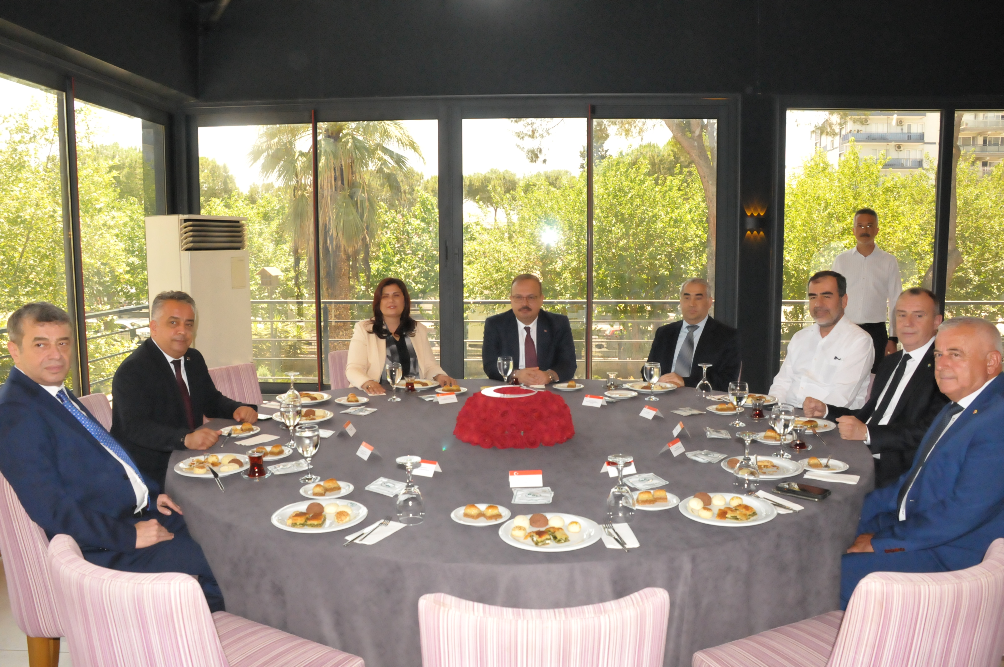 Bayramin En Guzel Tablosu Aydin Protokolu Bir Arada 573585 2414E38245B5Cea8A9D56Cd9Fb4930Fe