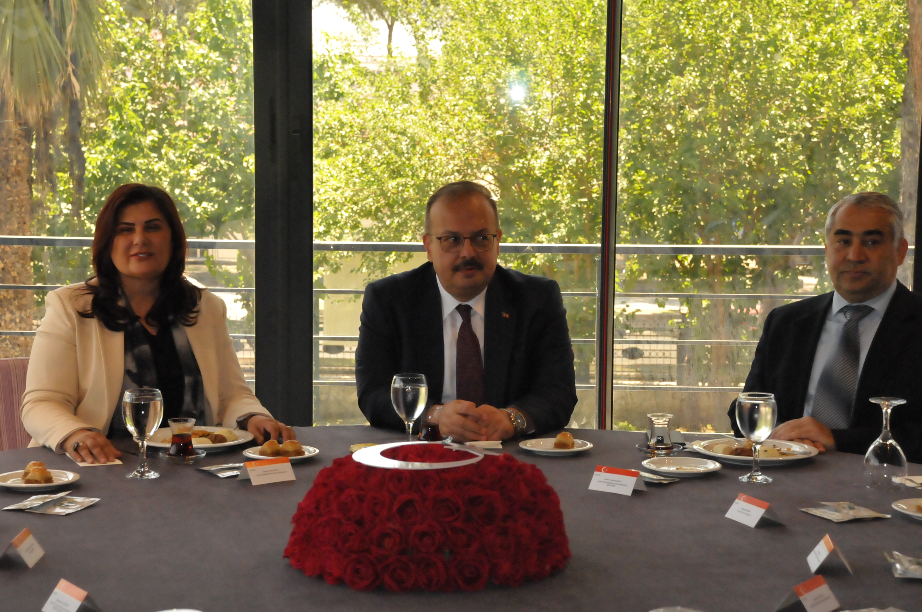 Bayramin En Guzel Tablosu Aydin Protokolu Bir Arada 573585 5Adef8Ff2A124E4E9B0C9900D2D6592D