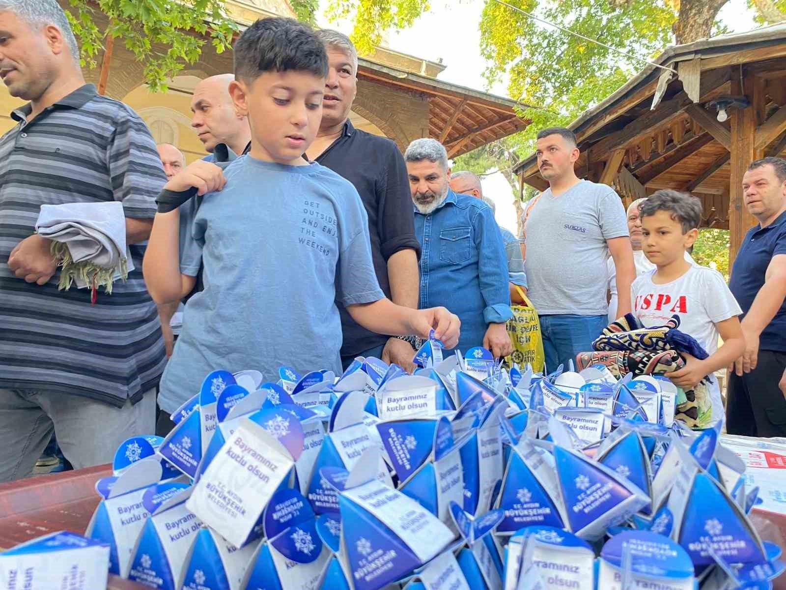 Buyuksehir Belediyesi Vatandaslarla Bayramlasti 16Ca1A98Ac55B12Dbff379Ac6Bbb0A0C