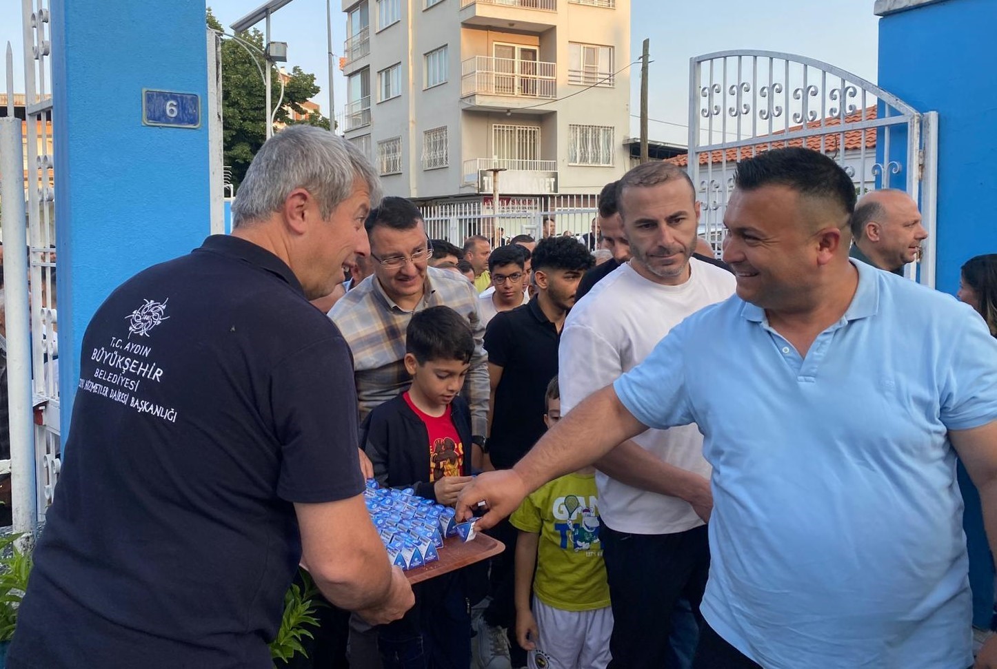 Buyuksehir Belediyesi Vatandaslarla Bayramlasti 99Ea6664Cf99E18Aa133Afc32704318D