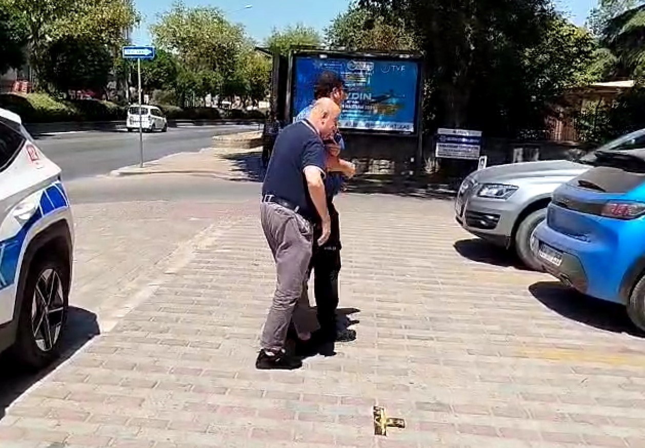 Gorme Engelli Vatandasin Yardimina Polis Kostu C567F90923Cb82A8C2E9Ceec87D81863