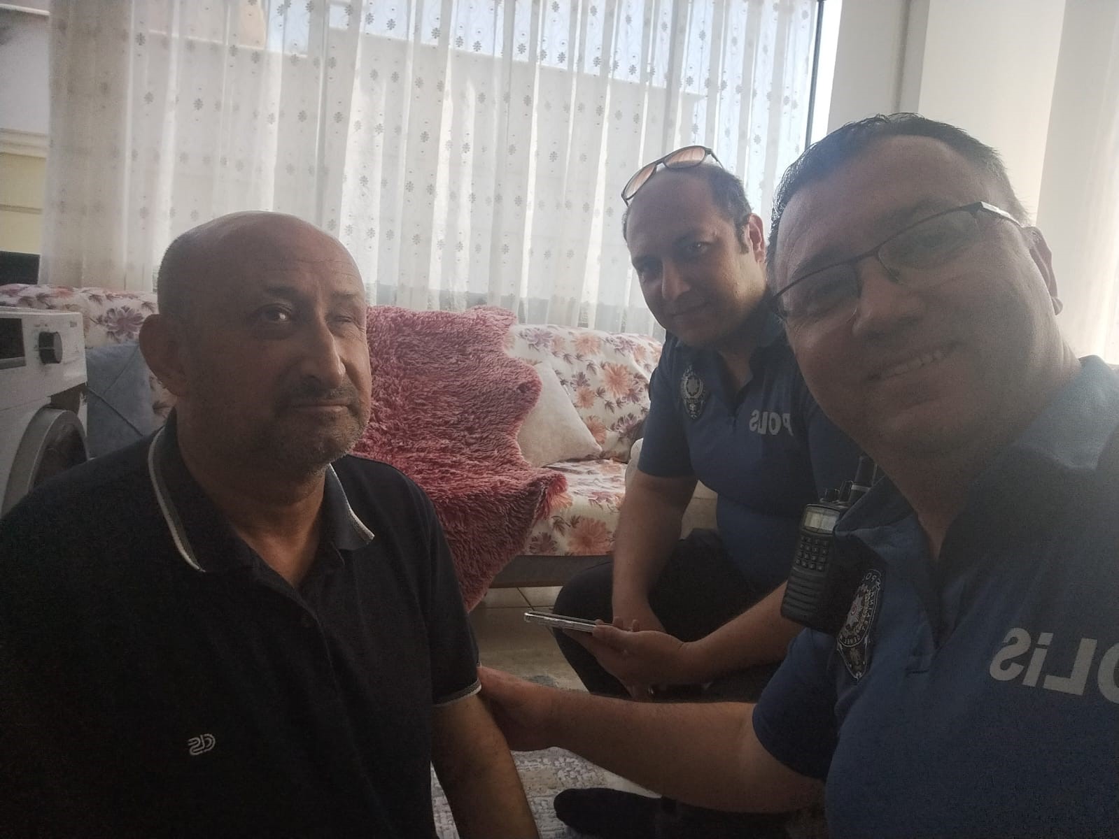 Gorme Engelli Vatandasin Yardimina Polis Kostu E3A3F666B262Fafc8Ef0Afecdbd6D120