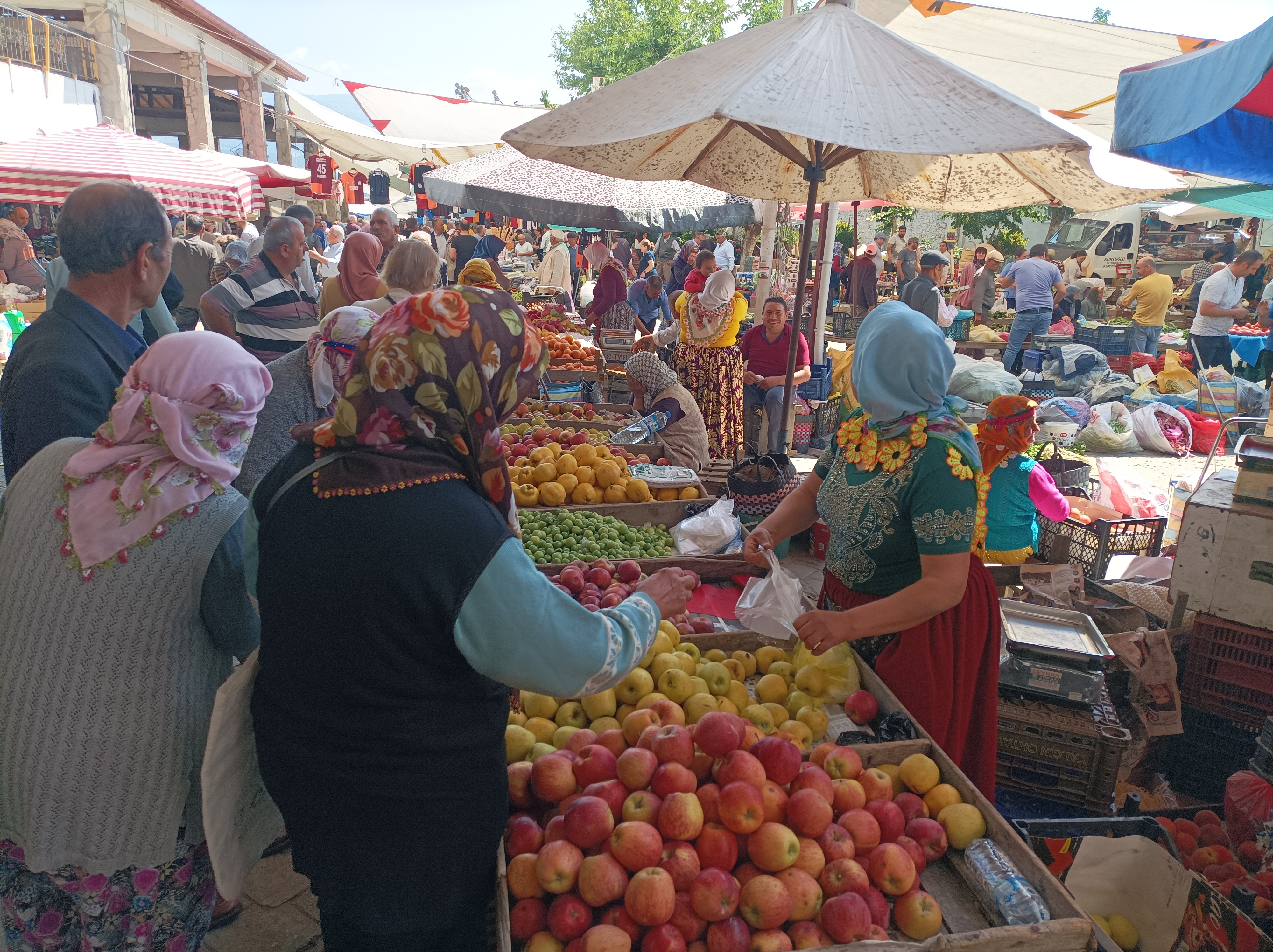 Karacasu Pazarinda Bayram Hareketliligi 572608 82571Da8443B462A7718A0D3294Eb21E