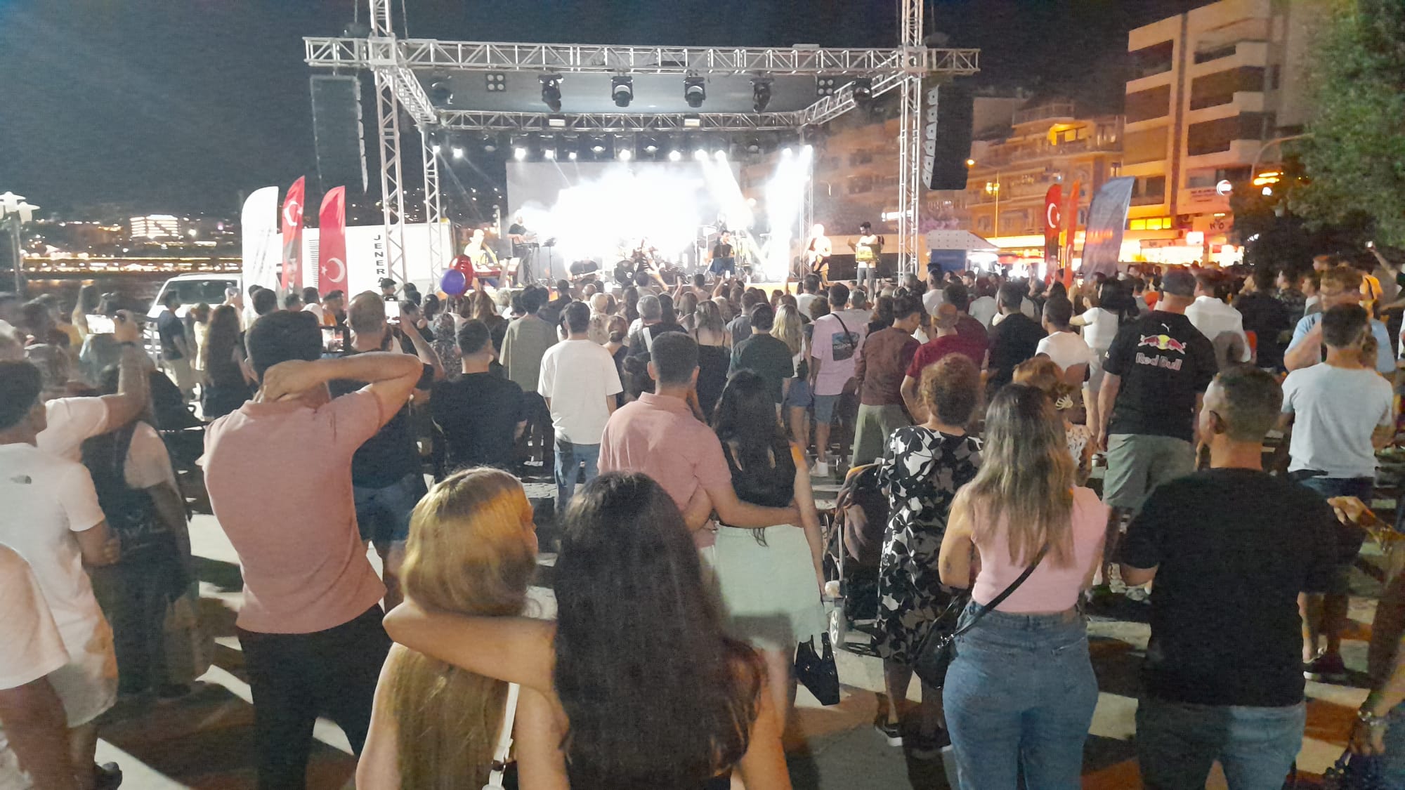 Kusadasi Buyuksehirin Yaz Konseriyle Costu 576673 Ef5D89F167408274892F46E173F2Cd71