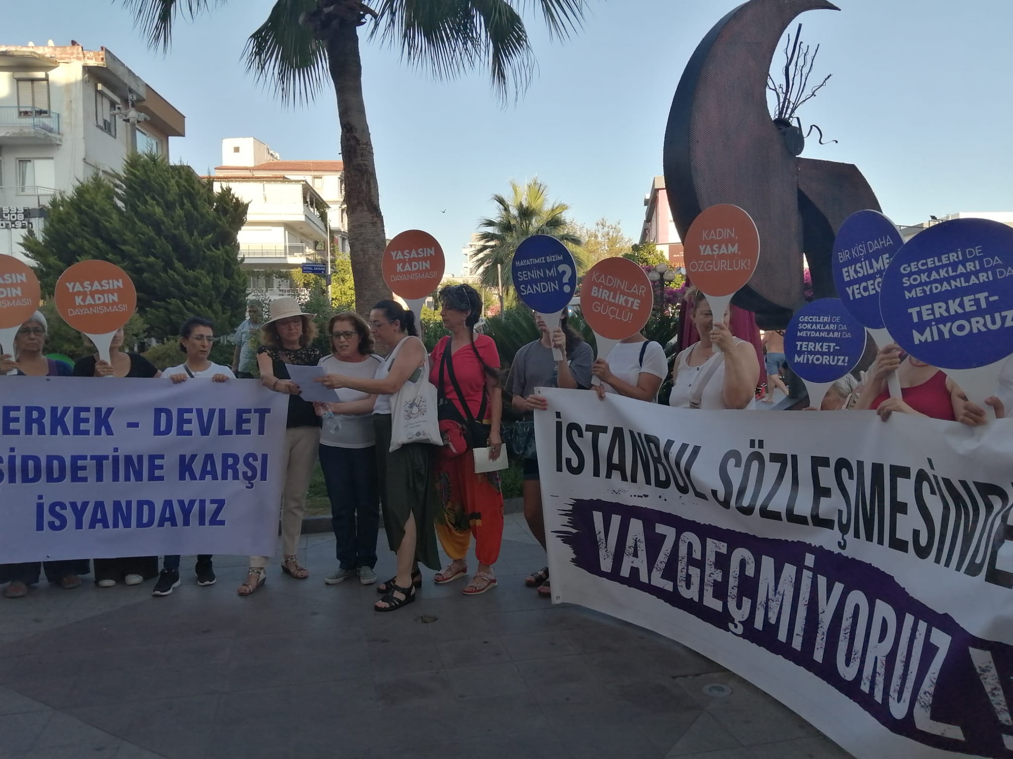 Kusadasi Kadin Platformu Kadina Siddete Karsi Ses Yukseltti 579168 A89B91991B4371C1Cf0A41A45F561C96