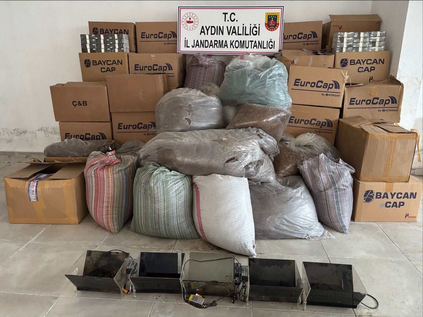 Kusadasinda Kacak Sigara Operasyonu 3 Ton Tutun Ele Gecirildi 3Bef23Bf4Cf1D150D737E864E965E5Cf
