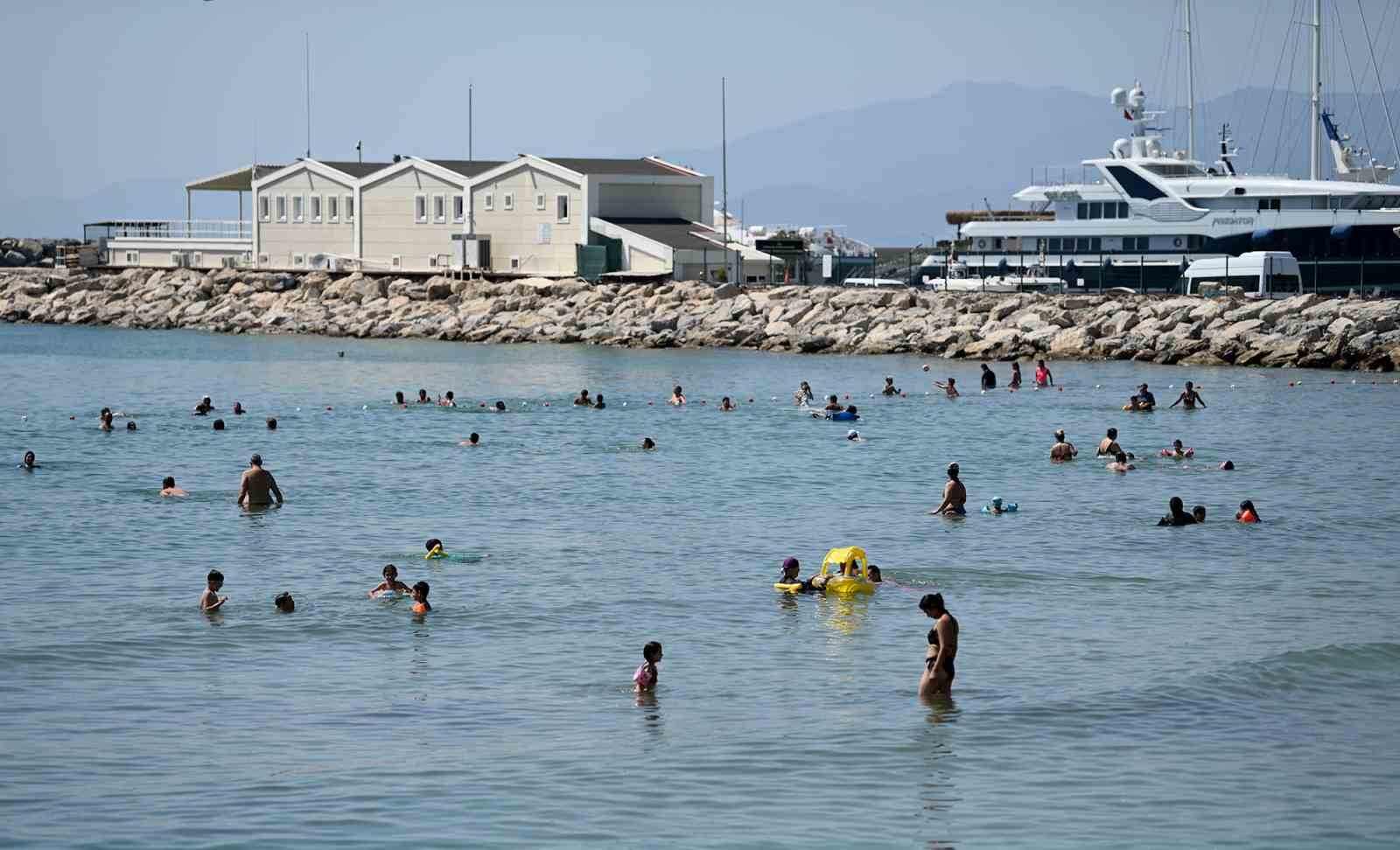 Kusadasinda Sicak Havadan Bunalanlar Plajlara Akin Etti 11Bc10119A58E6Abda84Ab9F6051B1Aa