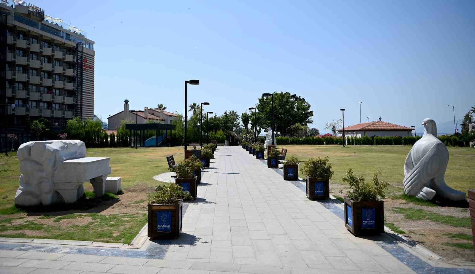 Kusadasinda Sicak Havadan Bunalanlar Plajlara Akin Etti 75C7C57F9Eccacbab2B2F88609636B7A