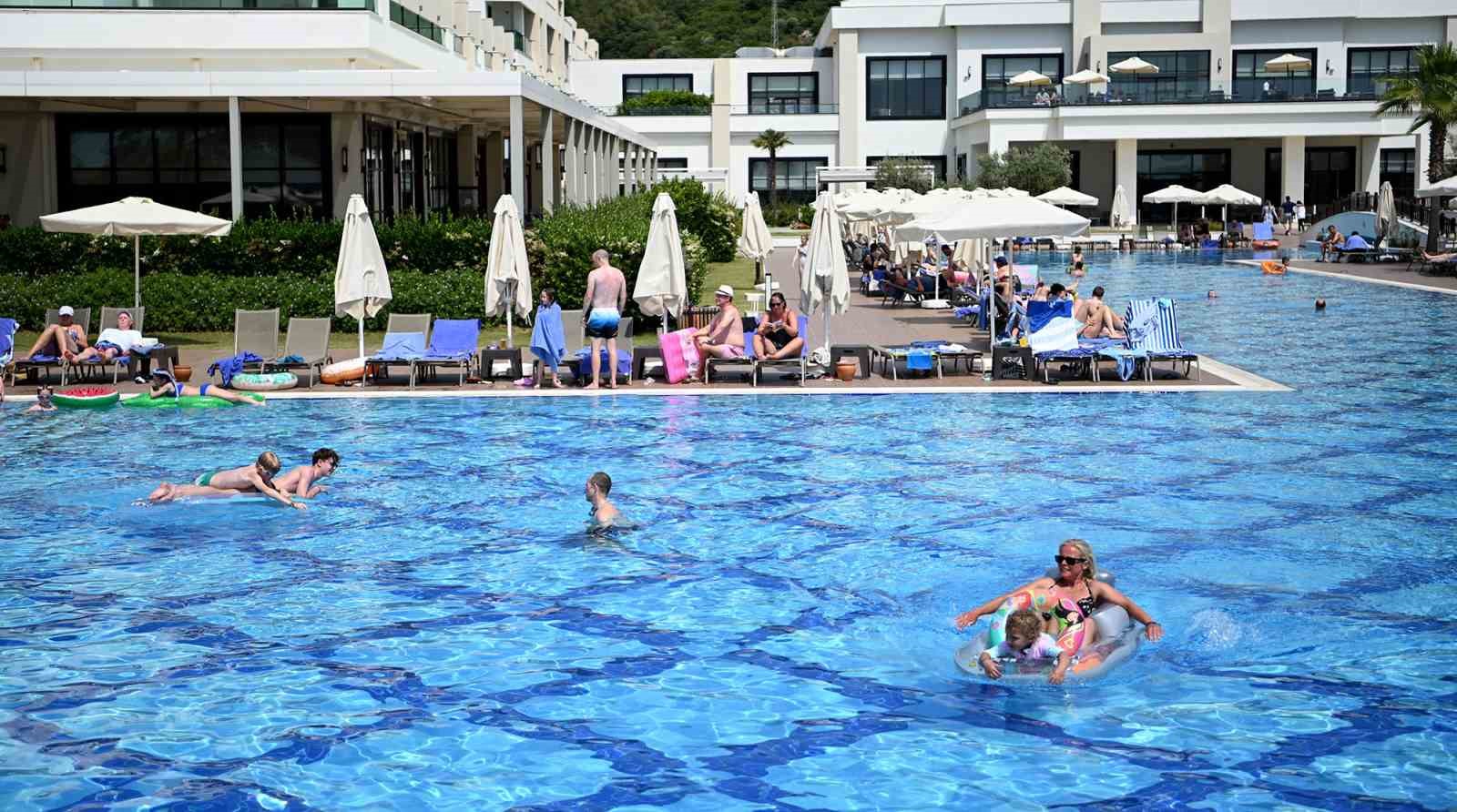 Kusadasinda Turizmcinin Yuzu Guluyor 2Bd3B025792D5365B8701D67C5E5Ef22
