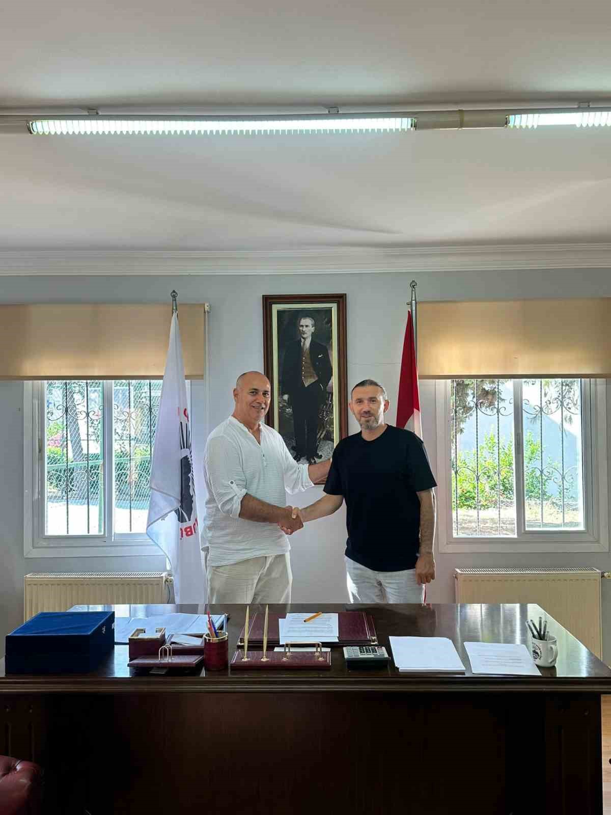 Kusadasisporda Teknik Direktor Sari Goreve Basladi 3B4D383Fa9D54F51020F96Fa34888560