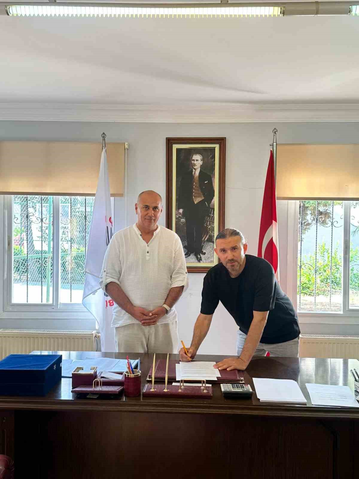 Kusadasisporda Teknik Direktor Sari Goreve Basladi C6B7A27A241B7B7Debda623Bd54E697E