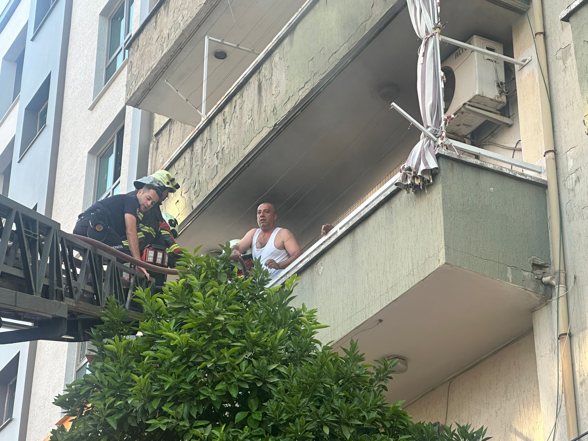 Nazillide Yangin Panigi Mutfak Yangini Korkuttu 574005 A472B277B9A86Fbfea86D93E8Dc016C4