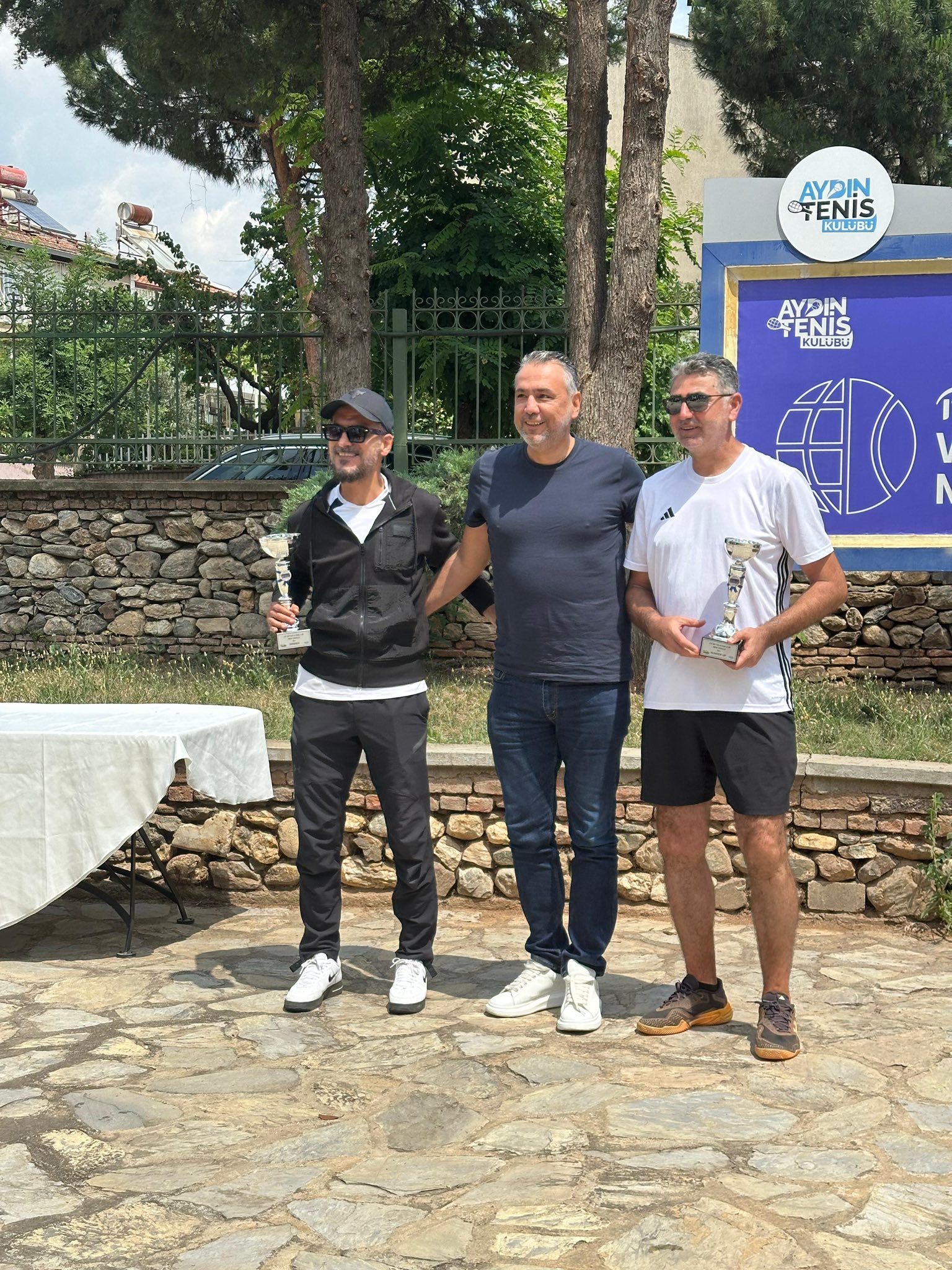 Unlu Futbolcu Kupasini Aydinli Super Lig Hakeminin Elinden Aldi 572521 C2817970170C2575D489A04Bfebde8D8