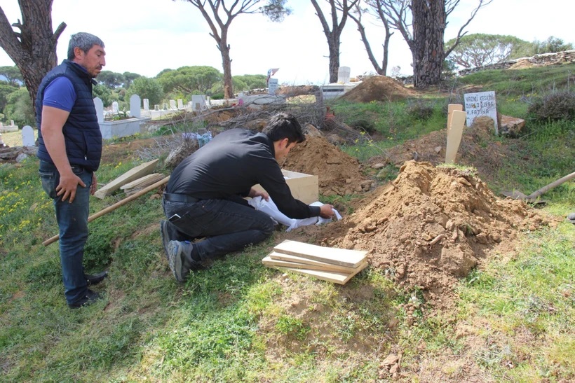 Vefali Abi Kardeslerine Mezar Yaptirdi Taslarina Vefasizlara Vefa Kacinilmazdir Yazdirdi 579333 2672Acb1698D0A681F5Efa50Bc44E093