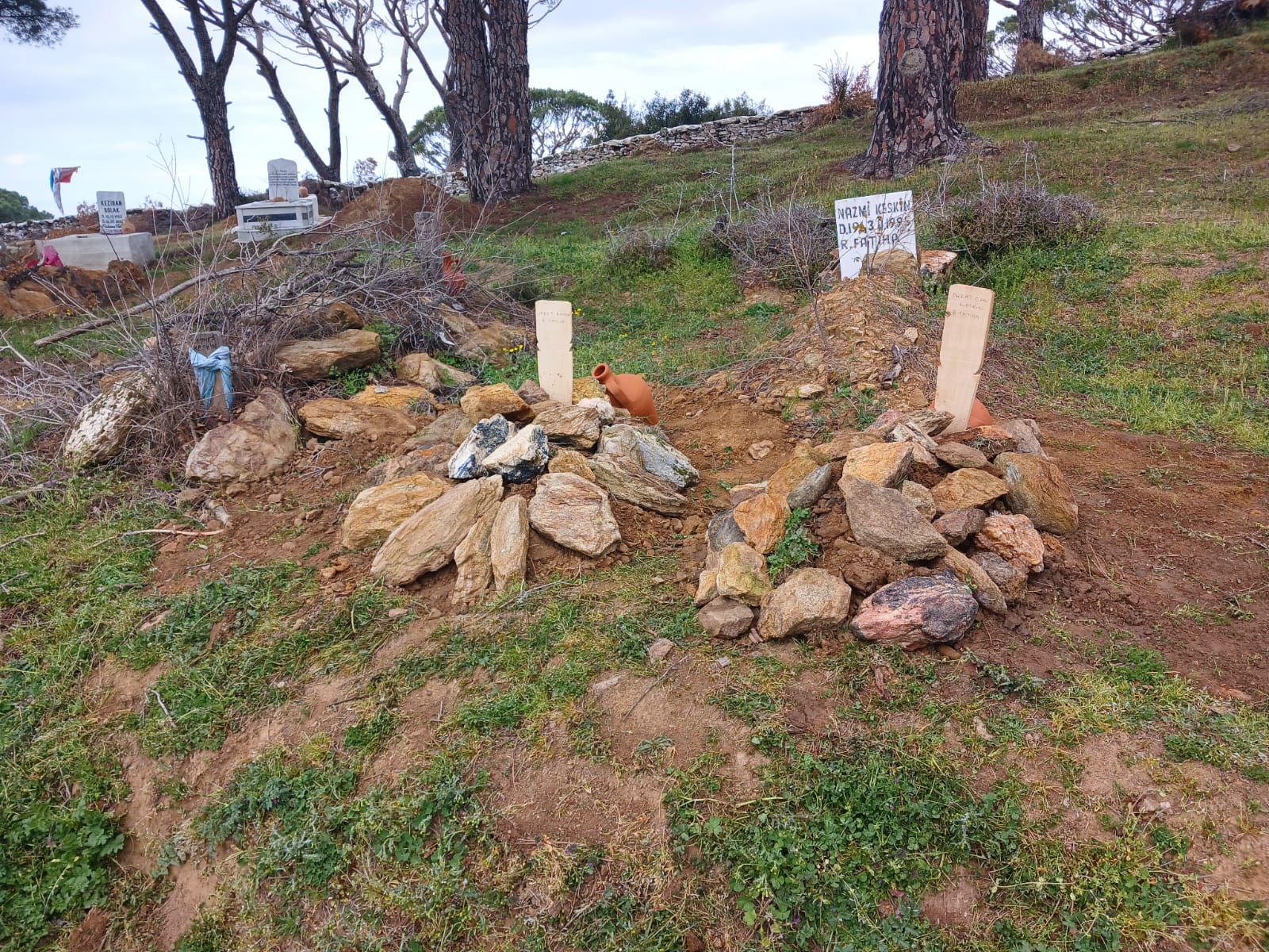 Vefali Abi Kardeslerine Mezar Yaptirdi Taslarina Vefasizlara Vefa Kacinilmazdir Yazdirdi 579333 Aec87823346E220B3867Ab6F00D7633C