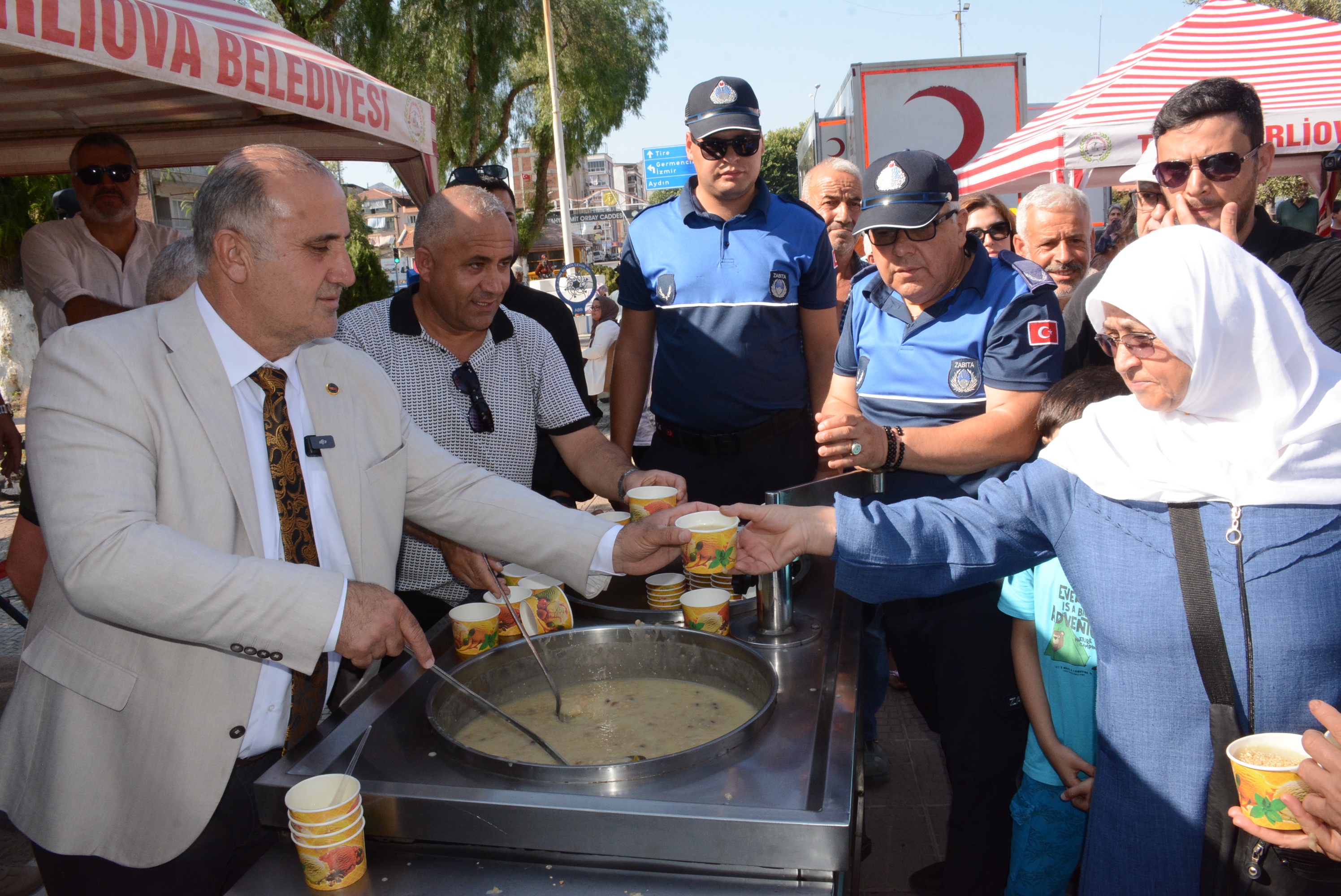 Incirliovada 5 Bin Kisilik Hayir Vatandaslardan Asure Hayrina Yogun Ilgi 582925 11E5029D464Cf2A84B8Dbe3258751D03