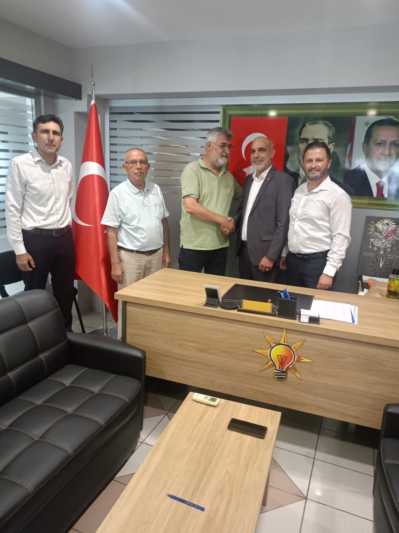 Incirliovanin Sevilen Yuzu Ak Partiye Yeniden Uye Oldu 586311 572A5Bda91B295E724062E55B481Daab