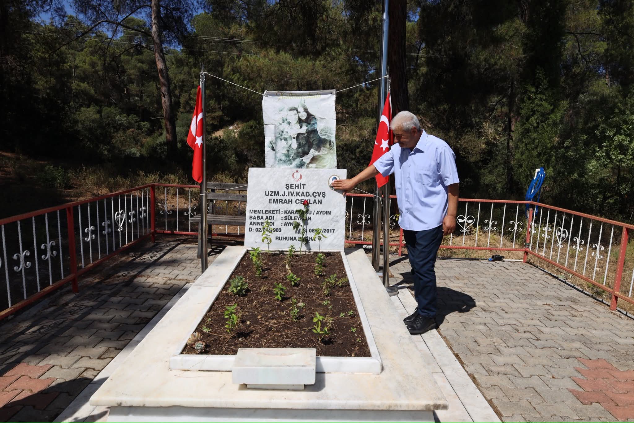 Karacasulu Sehit Emrah Ceylan Kabri Basinda Anildi 581339 9Ca4A09C6Dd823195Dfdd201E1D4C8Bd