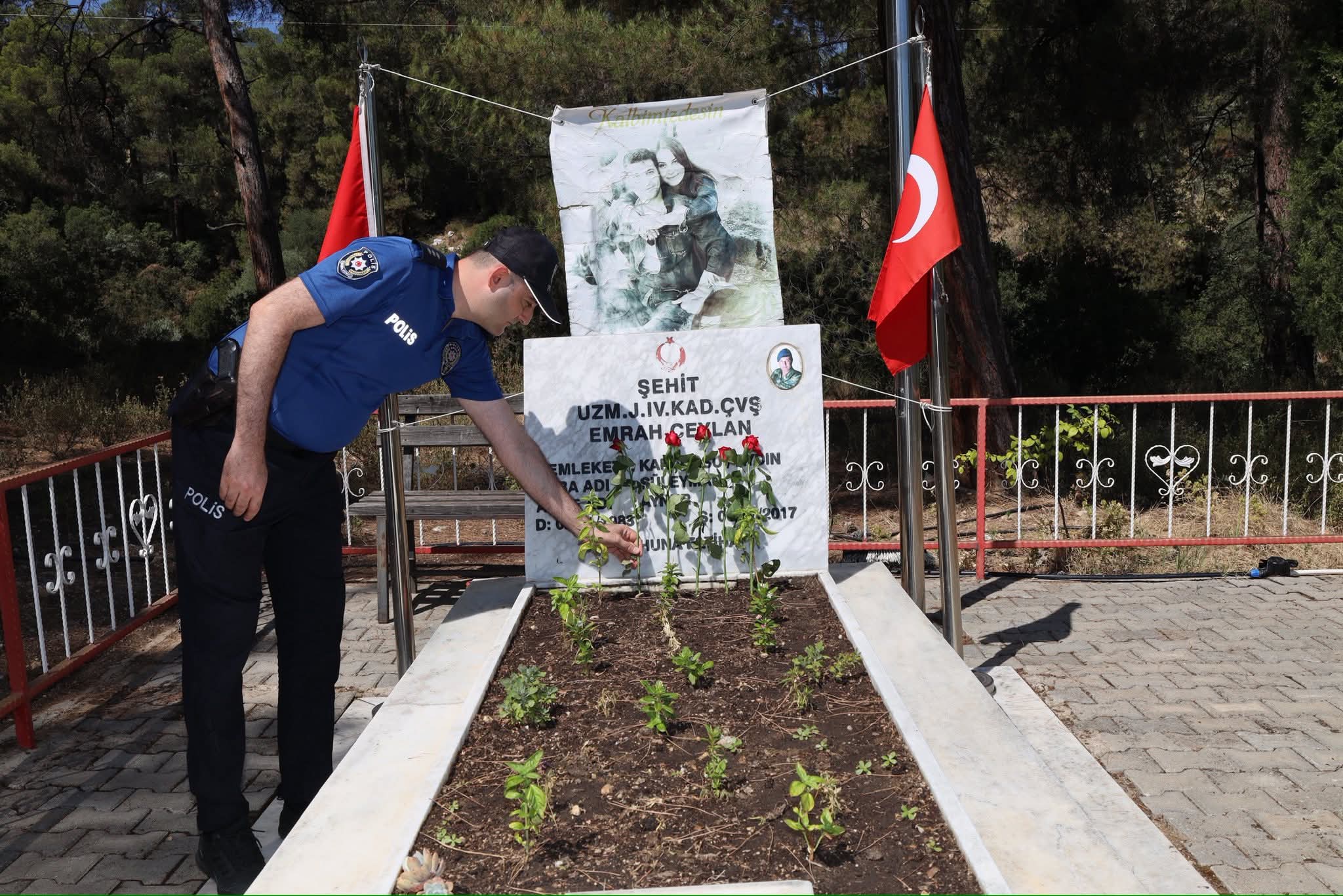 Karacasulu Sehit Emrah Ceylan Kabri Basinda Anildi 581339 Adc80E14872Da3Bf528E36Ec510Edff3