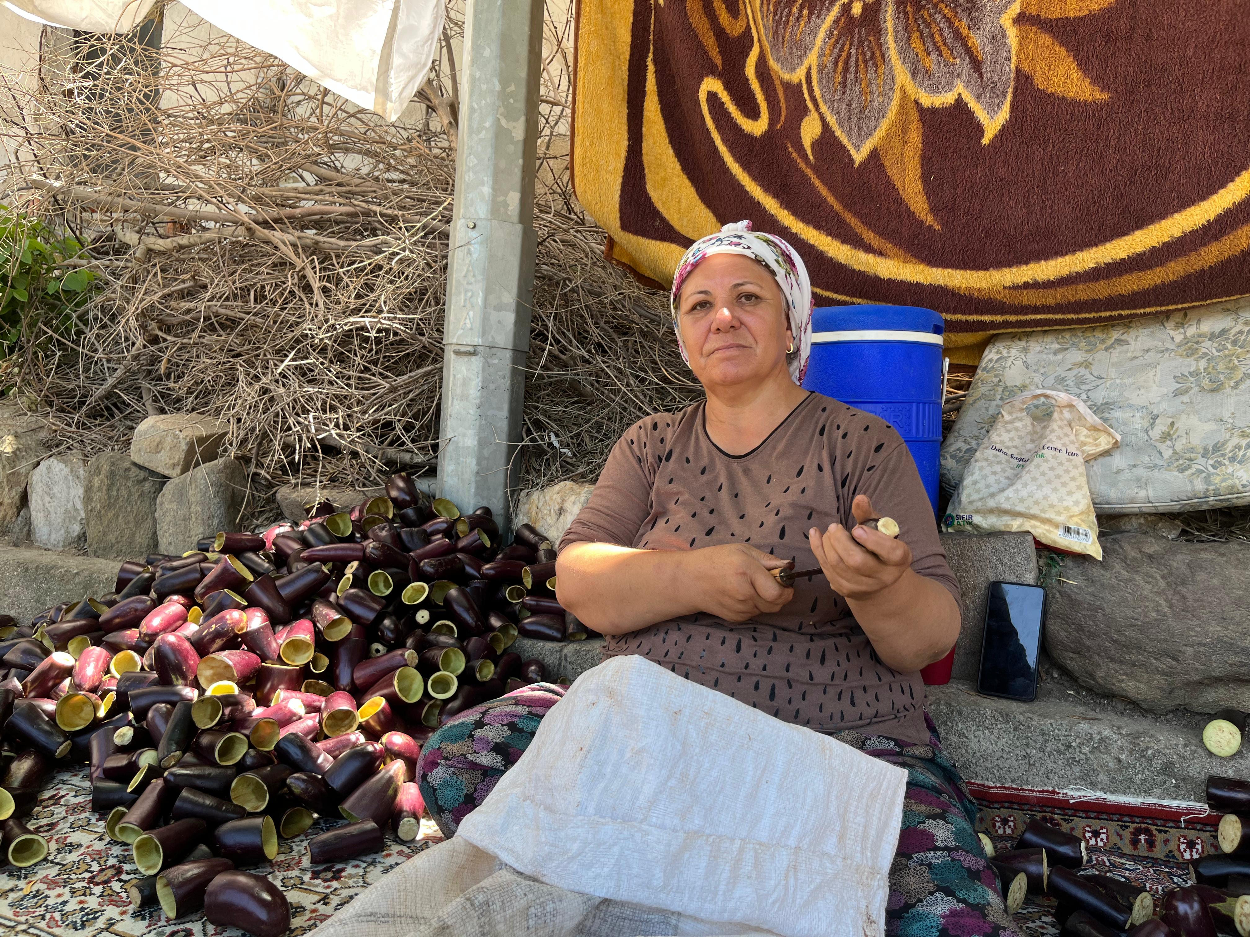 Yildiztepede Kurur Sofralarda Sifa Olur Nazillide Kuru Patlican Sezonu Basladi 581189 025701E68A06F2F8B76876Ccd91C8C91