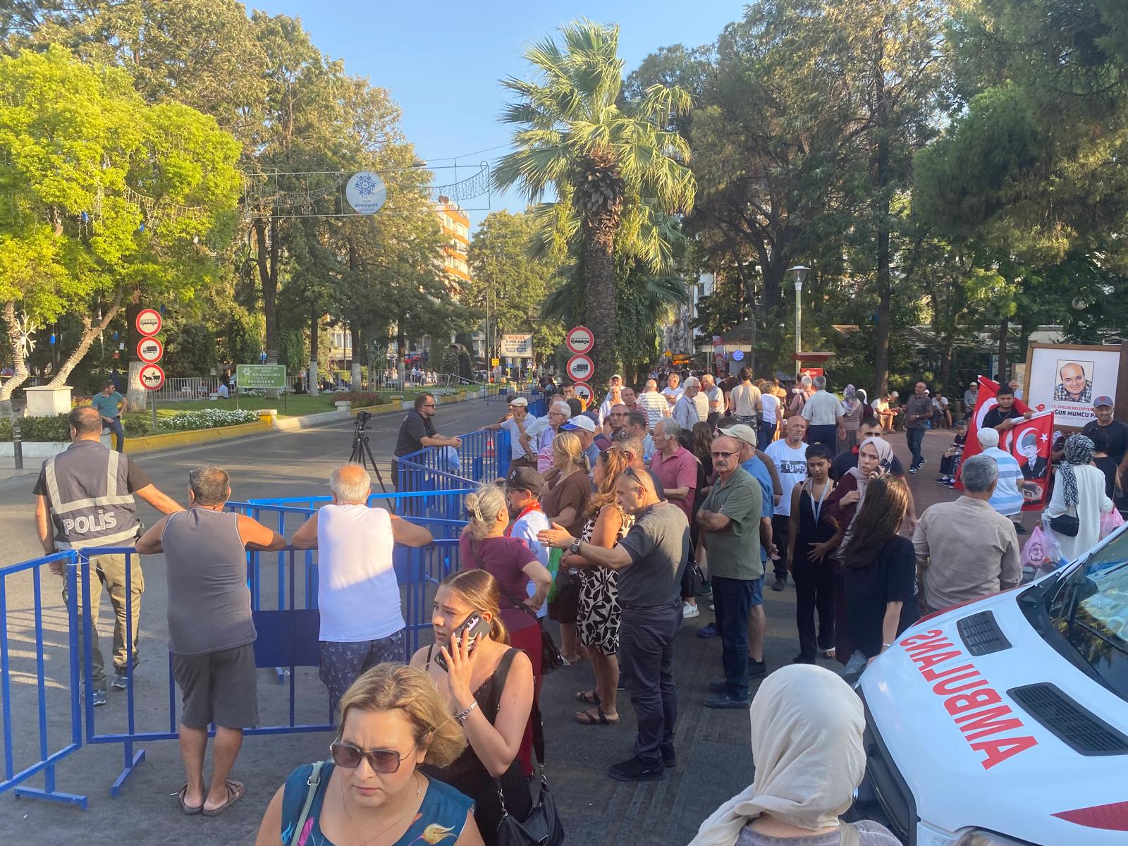 Aydin Mitinge Hazir Vatandaslar Partililer Toplaniyor 592142 Ed53299E575A3Dfacdfc631Bc56E88Cc