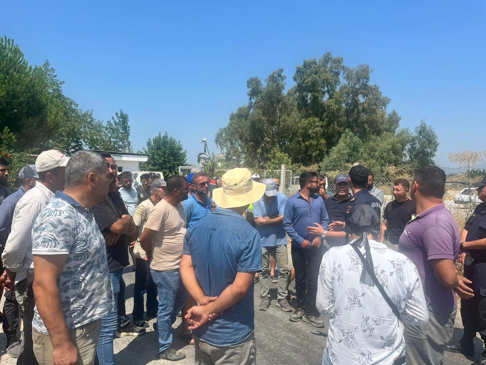 Aydinda Ciftciler Yolu Kapatti Menderes Akiyor Ama Biz Su Alamiyoruz 588812 5A441B141Ba3D27787E261E497Fa9F73