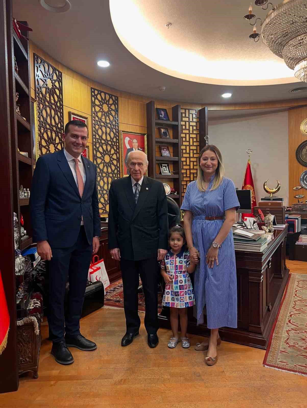 Bahceli Hayrani Minik Hilal Devlet Dedesinin Elini Optu A4Ada77B3E47B1E11Eb27Dbb94C94965