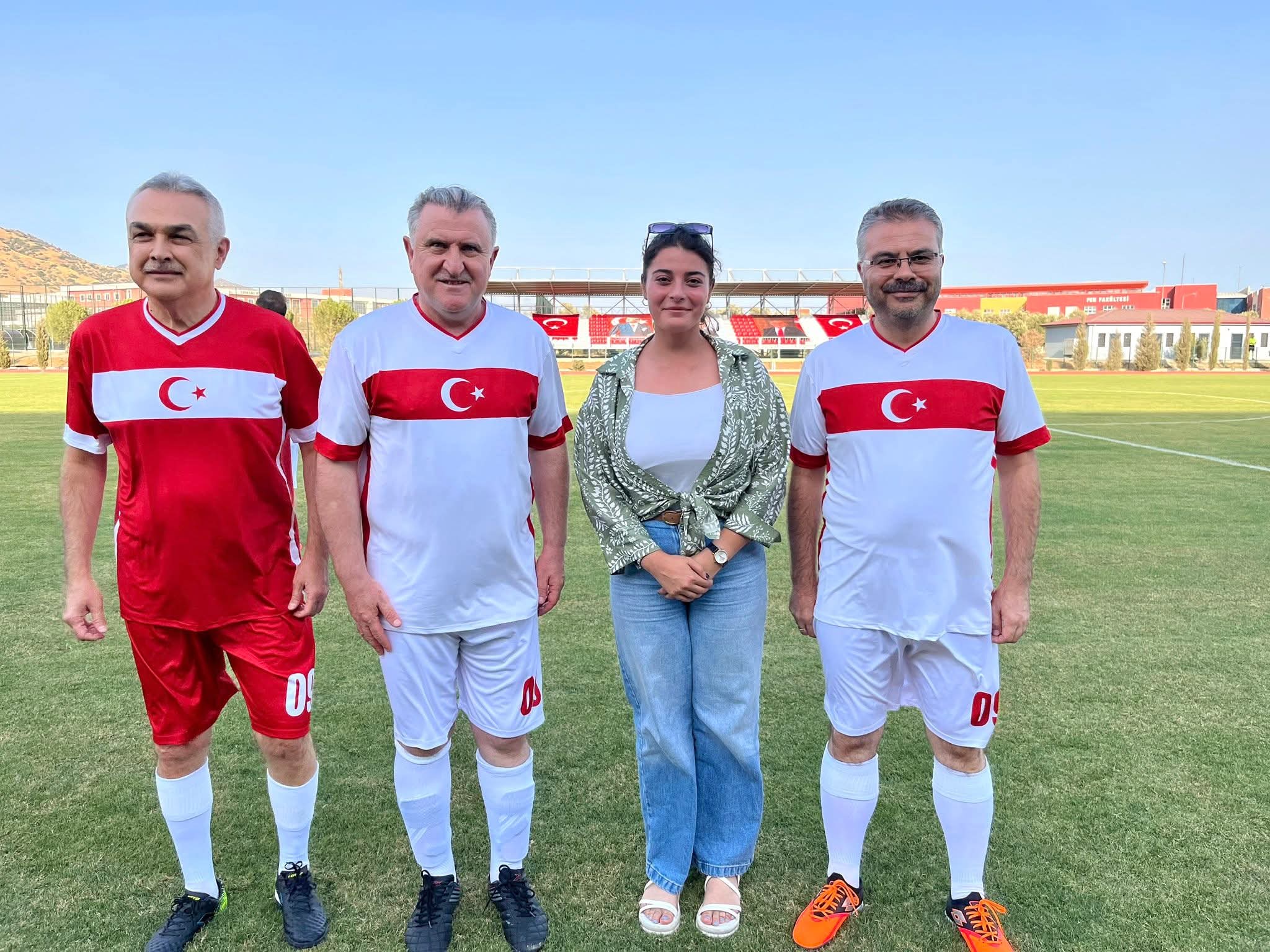 Bakan Bak Aydinda Yesil Sahada Ter Doktu 593275 3Ab40467D0B06Be1423659A564Cebe30