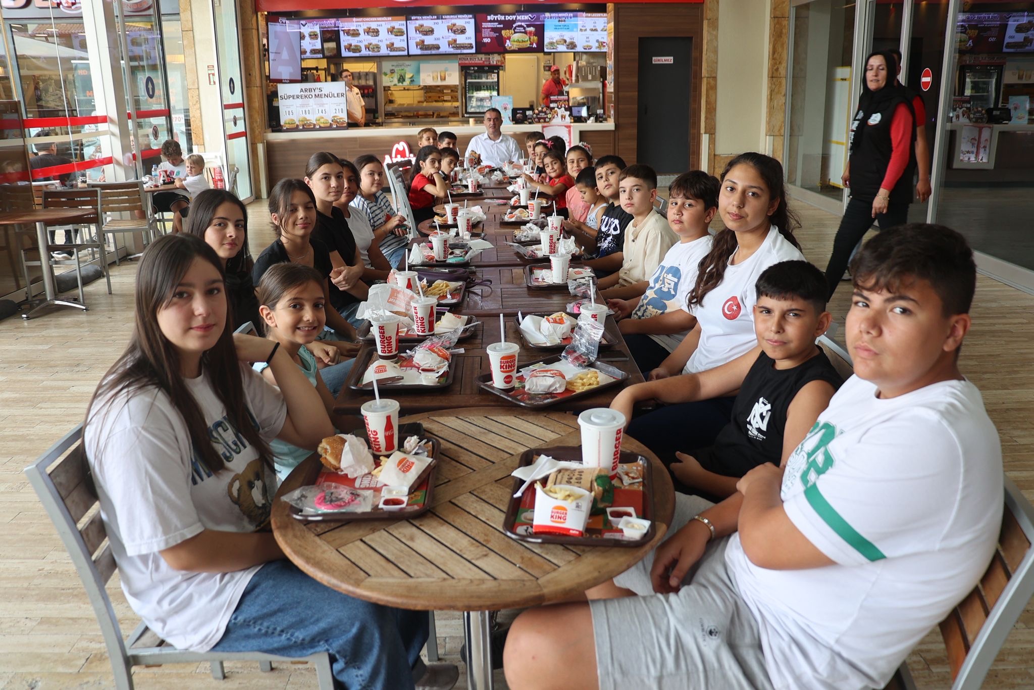 Baskan Arici Cocuklari Sinemaya Goturdu 589838 07A2D5C7B57E253Fb36D0E82A15Bcbd4