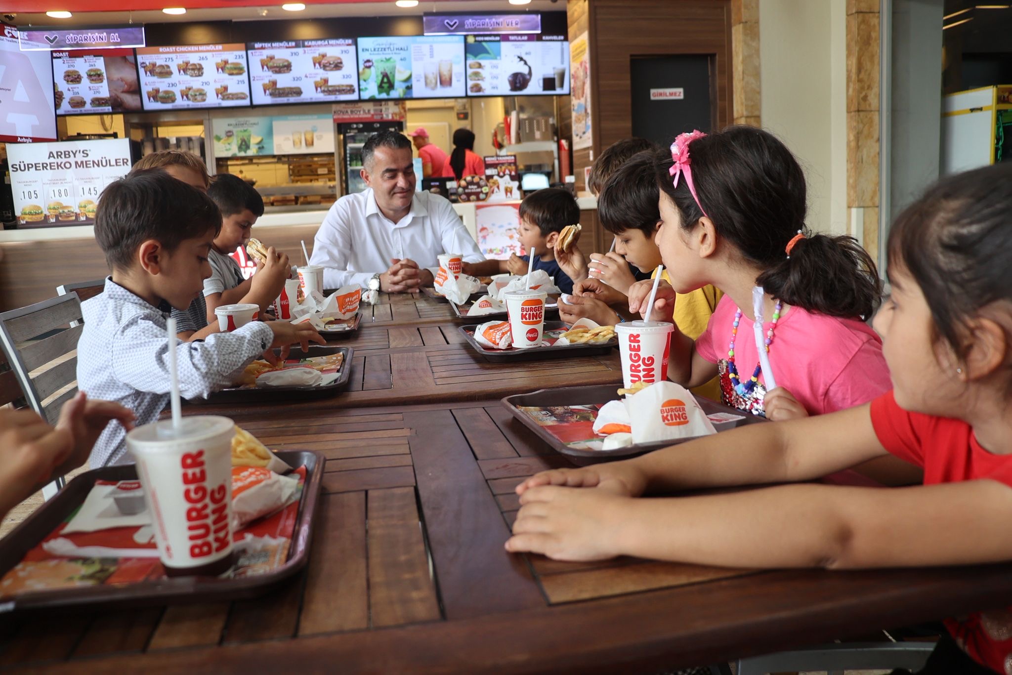 Baskan Arici Cocuklari Sinemaya Goturdu 589838 24D700Dbec3Ebcbd5B3457Fe2A89Da8A