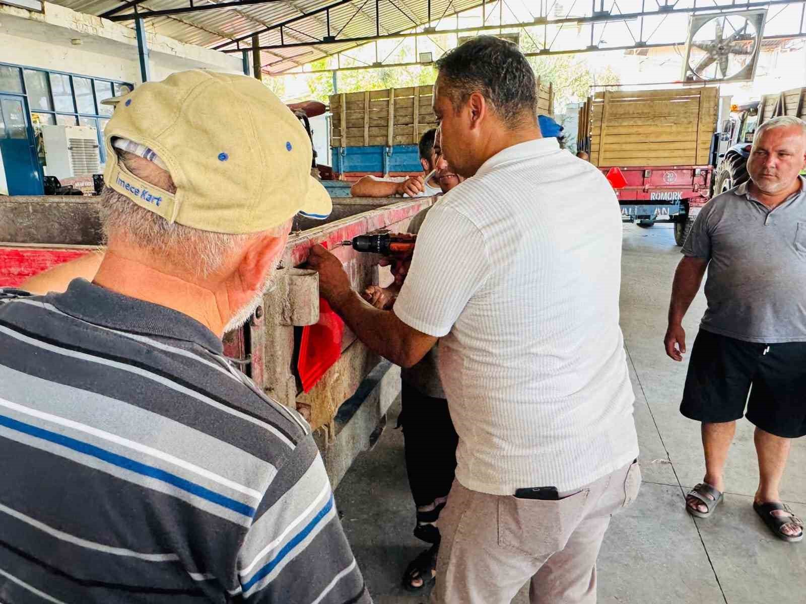 Bozdoganda Traktorlere Reflektor Dagitimi 9Cf83A9880C2C738565379Cfc6932442